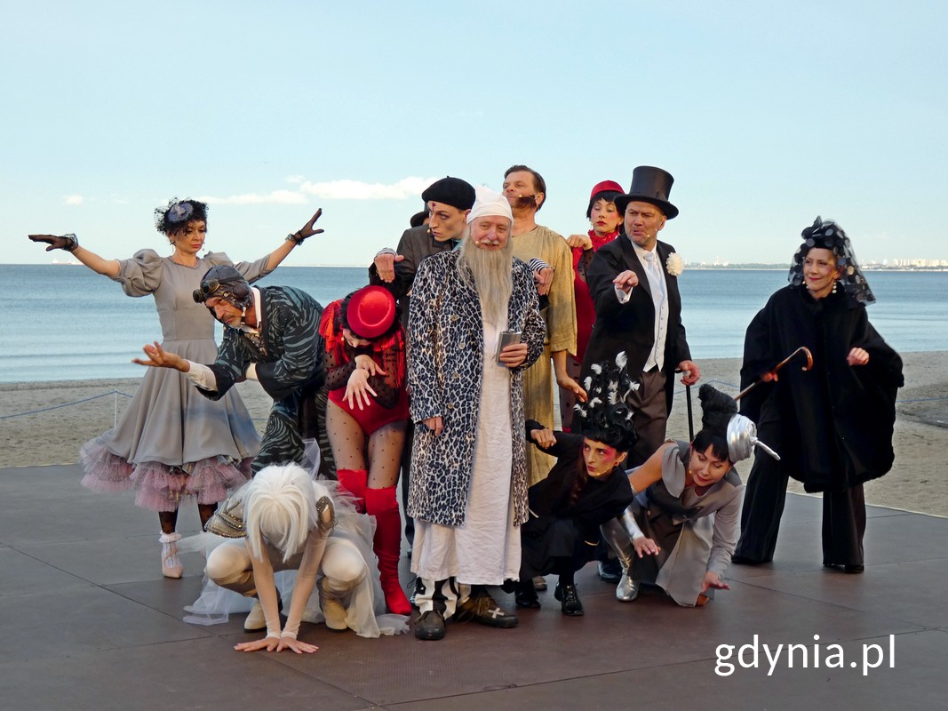 Zdjęcie z pr&oacute;by medialnej spektaklu &bdquo;Przybora. Kabaret metapsychiczny&rdquo; na Scenie Letniej w Orłowie. Scena zbiorowa (fot. Magdalena Czernek)