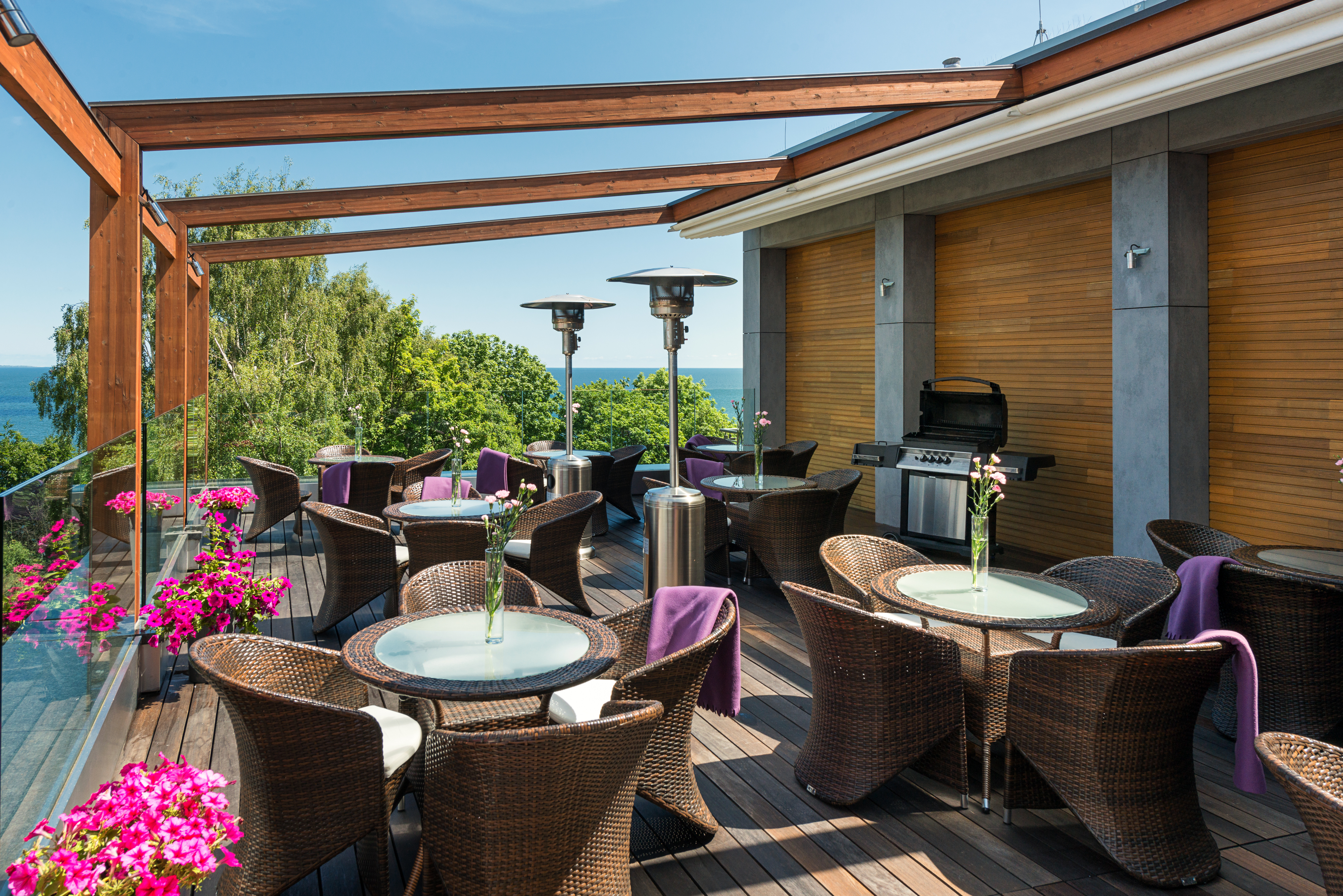 Taras kawowy zaprasza do spędzania czasu, fot. R&oacute;żany Gaj