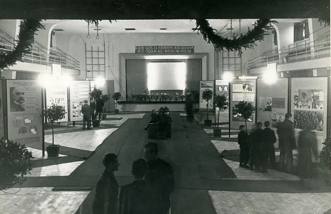 Na archiwalnym zdjęciu hali wystawienniczo-sportowej widać scenę, kt&oacute;ra w latach 90. XX wieku została zamurowana. Źr&oacute;dło: Wytw&oacute;rnia Pomysł&oacute;w Studniak