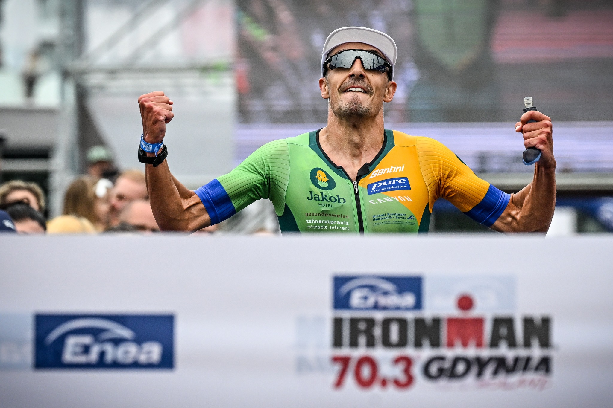 Finiszujący triathlonista podcza zawod&oacute;w IRONMAN 70.3 
