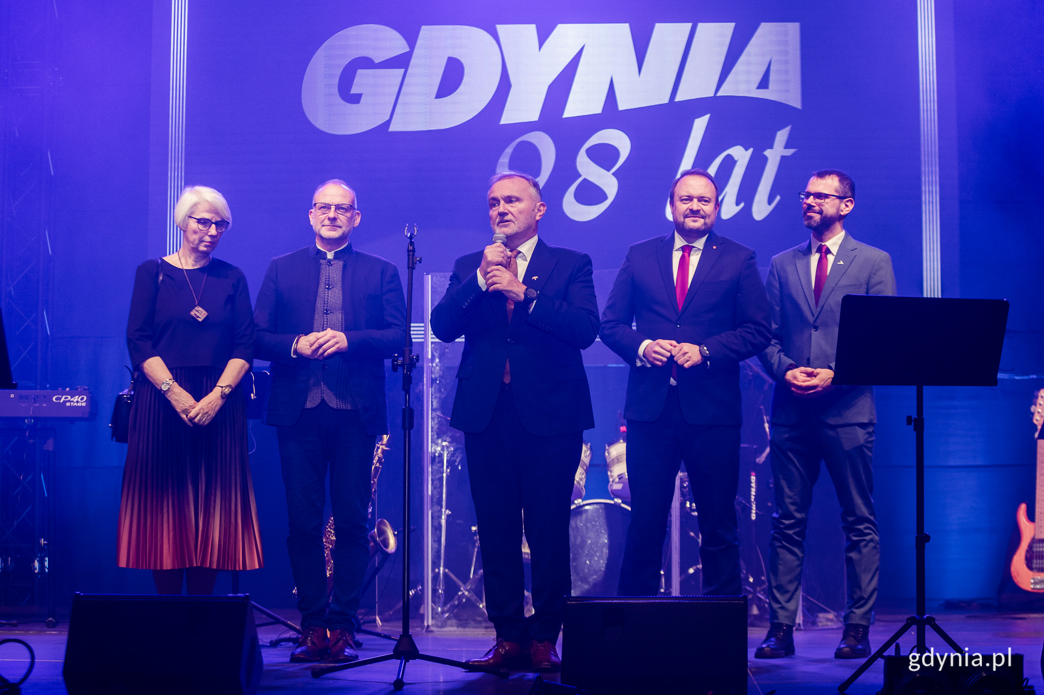 Gdyńscy samorządowcy podczas otwarcia urodzinowego koncertu &bdquo;Tyle słońca w całym mieście&rdquo; w Polsat Plus Arenie Gdynia. Od lewej: Joanna Zielińska - przewodnicząca Rady Miasta Gdyni, wiceprezydent Gdyni Michał Guć, prezydent Gdyni Wojciech Szczurek, wiceprezydent Gdyni Marek Łucyk oraz radny Lechosław Dzierżak 