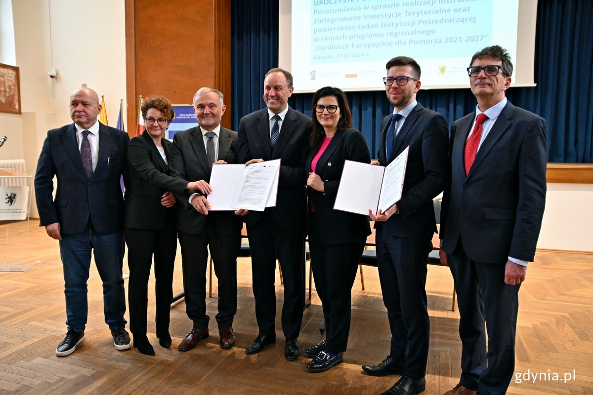 W podpisaniu porozumienia, na mocy kt&oacute;rego OMMG stał się instytucją pośredniczącą ZIT, wzięli udział (od lewej): Wiesław Byczkowski - wicemarszałek wojew&oacute;dztwa pomorskiego, Magdalena Czarzyńska-Jachim - pełniąca funkcję prezydentki Sopotu, Wojciech Szczurek - prezydent Gdyni i prezes Rady OMGGS, Mieczysław Struk - marszałek wojew&oacute;dztwa pomorskiego, Aleksandra Dulkiewicz - prezydentka Gdańska, Michał Glaser - prezes zarządu OMGGS i Maciej Rusek - wiceprezes zarządu OMGGS // fot. Magdalena Czernek 