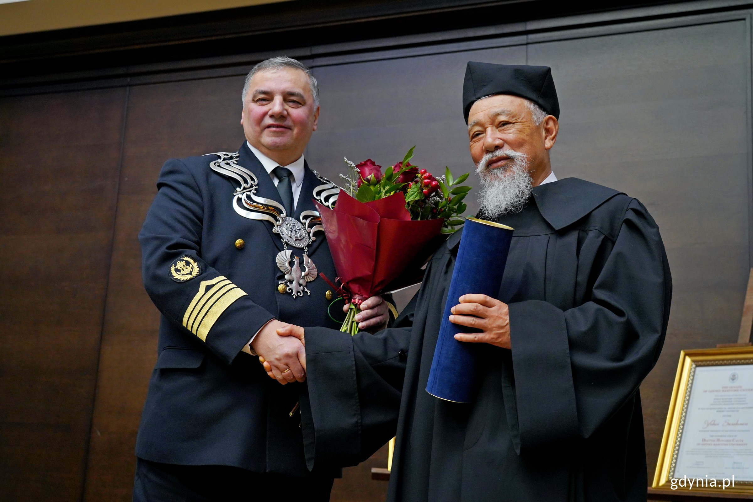 prof. dr hab. inż. kpt. ż. w. Adam Weintrit &ndash; rektor Uniwersytetu Morskiego w Gdyni gratuluje dr. Yohei Sasakawie &ndash; doktorowi honoris causa Uniwersytetu Morskiego (fot. Magdalena Czernek)