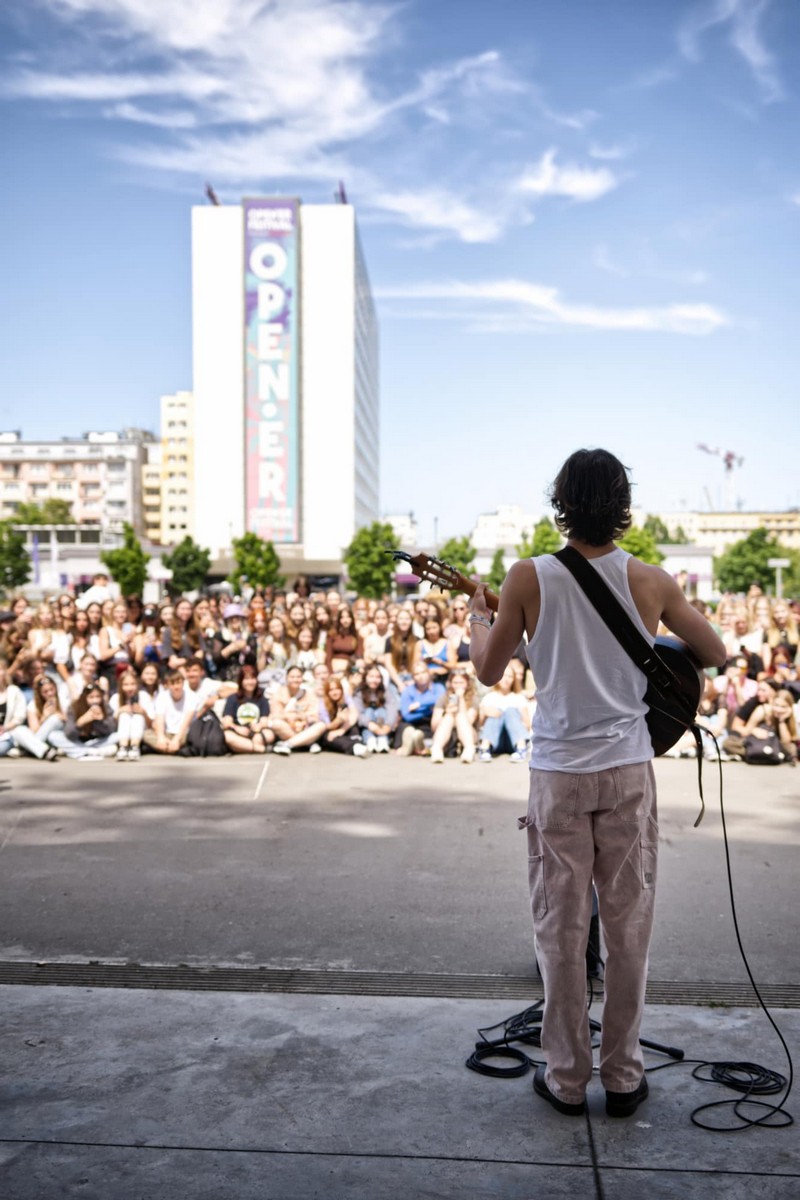 David Kushner podczas kameralnego koncertu w muszli na placu Grunwaldzkim w Gdyni fot. Adam Kiełsznia/ facebook.com/openerfestival