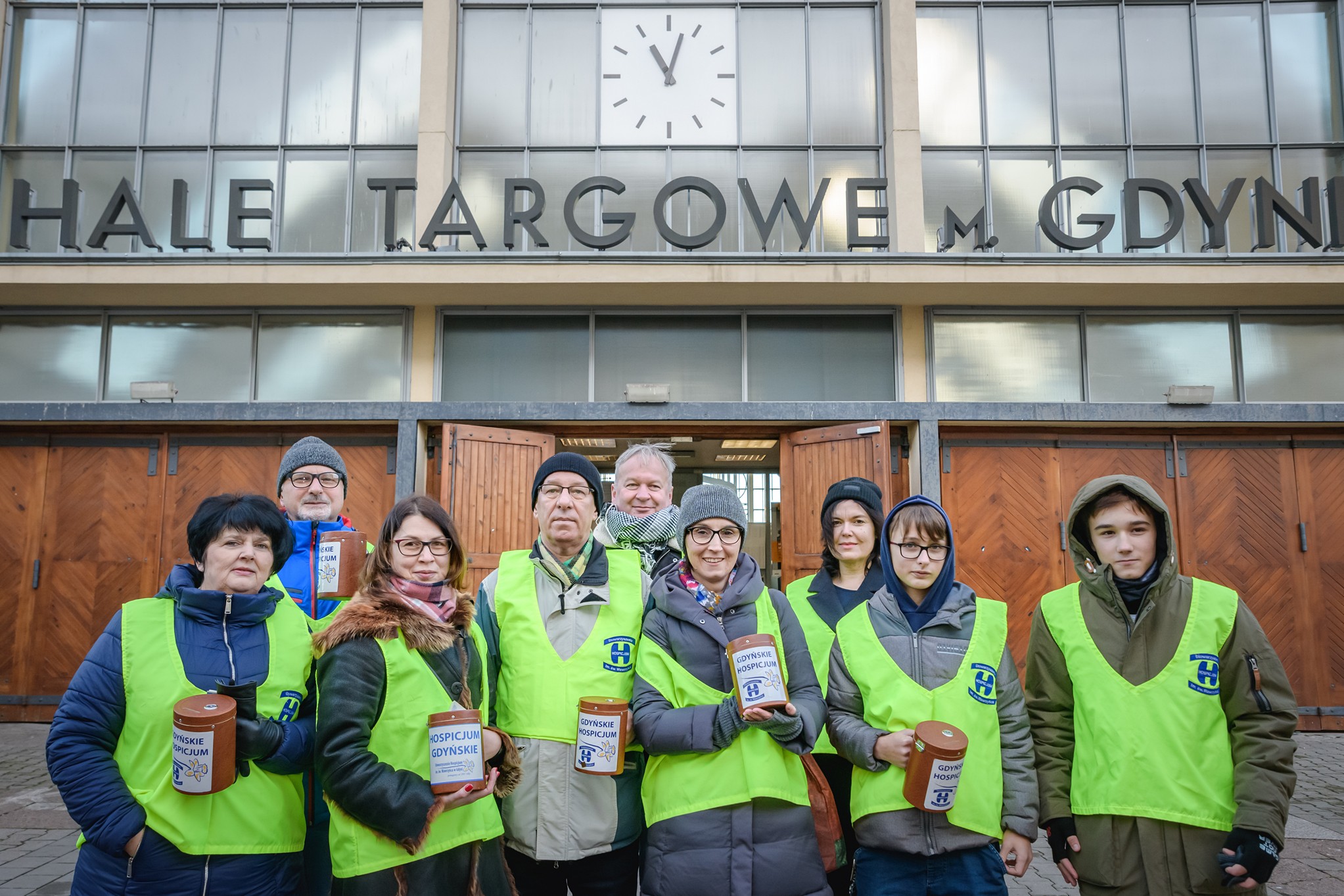 Kwesta na Hali Targowej w Gdyni, wolontariusze: Zofia Gregor, Anna Neufeld, Krzysztof Zieliński, Zenon Roda, Wojciech Jankowski, Ola Hołomej, Anna Myszka oraz młodzież. 