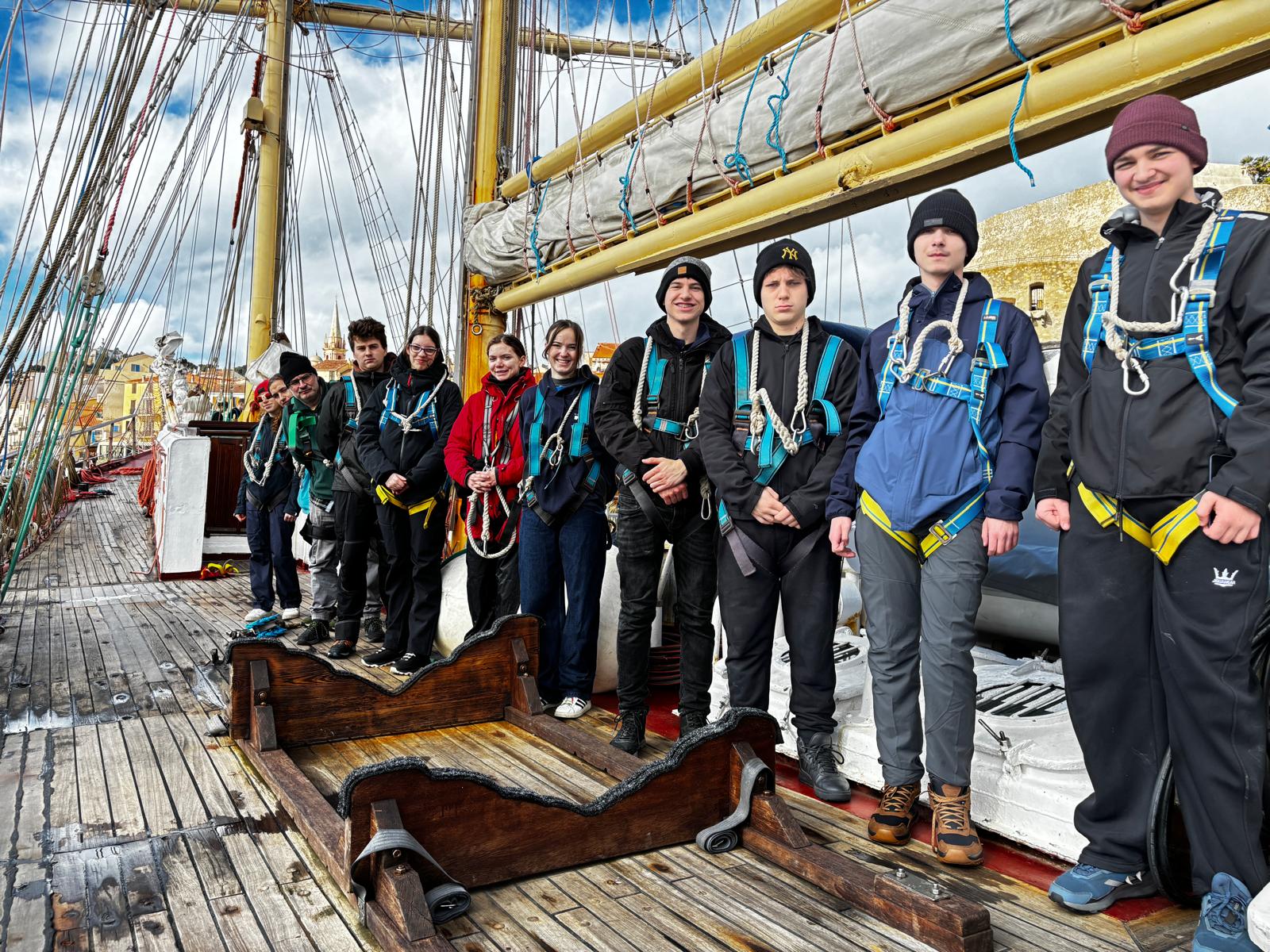 Gdyńscy uczniowie podczas rejsu na &bdquo;Pogorii&rdquo; (fot. Michał Szczyptański)