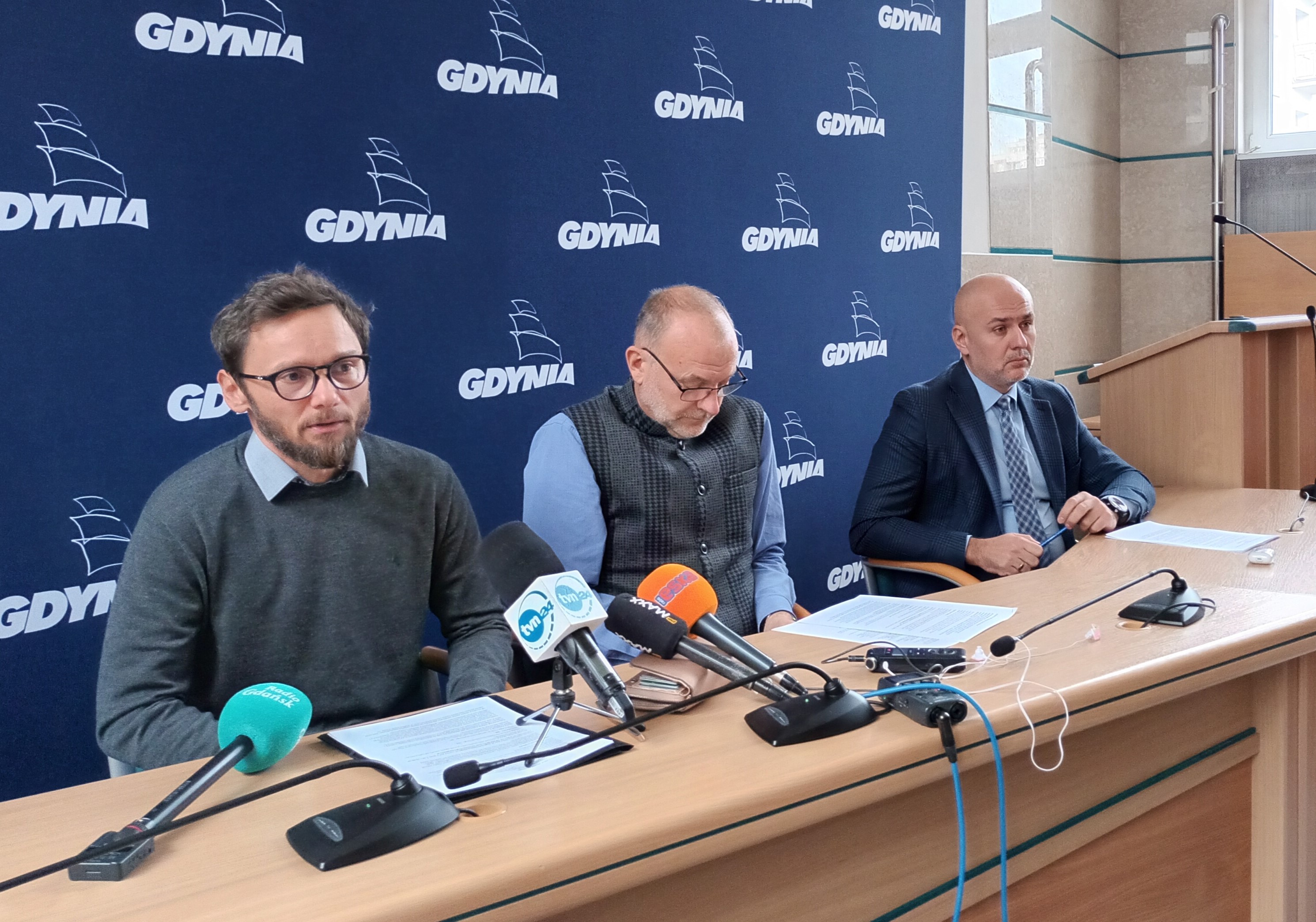 Trzej mężczyźni siedzą przy stole