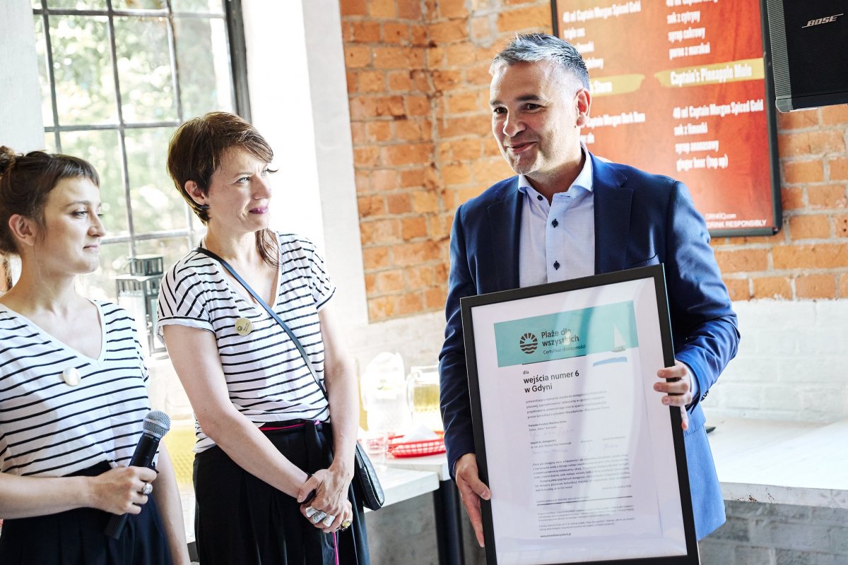 Paweł Brutel, wicedyrektor Gdyńskiego Centrum Sportu z certyfikatem "Plaża dla Wszystkich". Fot. Jan Rusek / Fundacja Machina Zmian