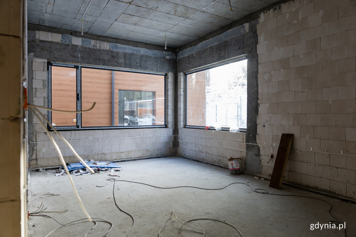 Pomieszczenie w budynku w stanie surowym.