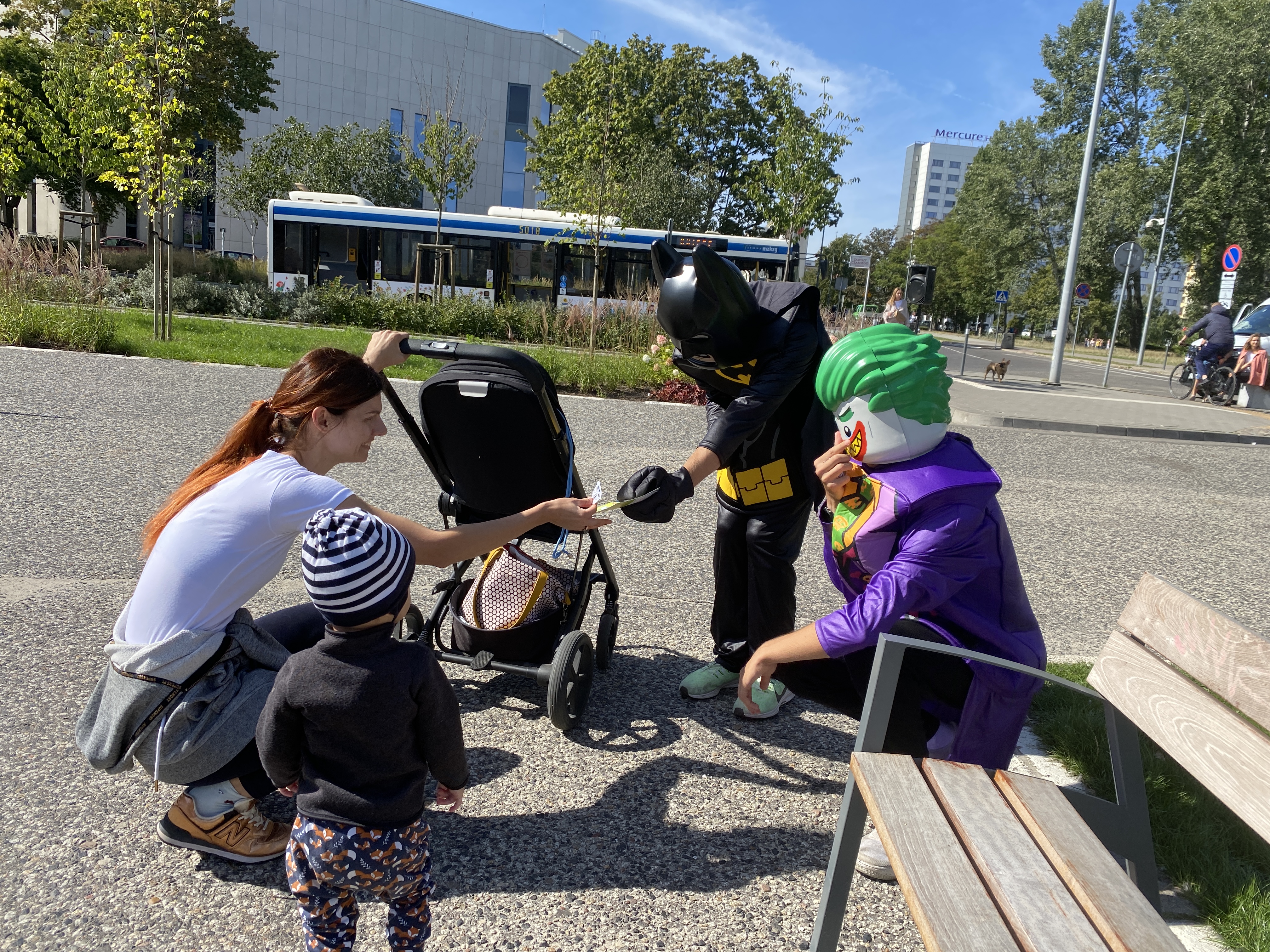 Animatorzy przebrani za super bohater&oacute;w rozdają dzieciom upominki