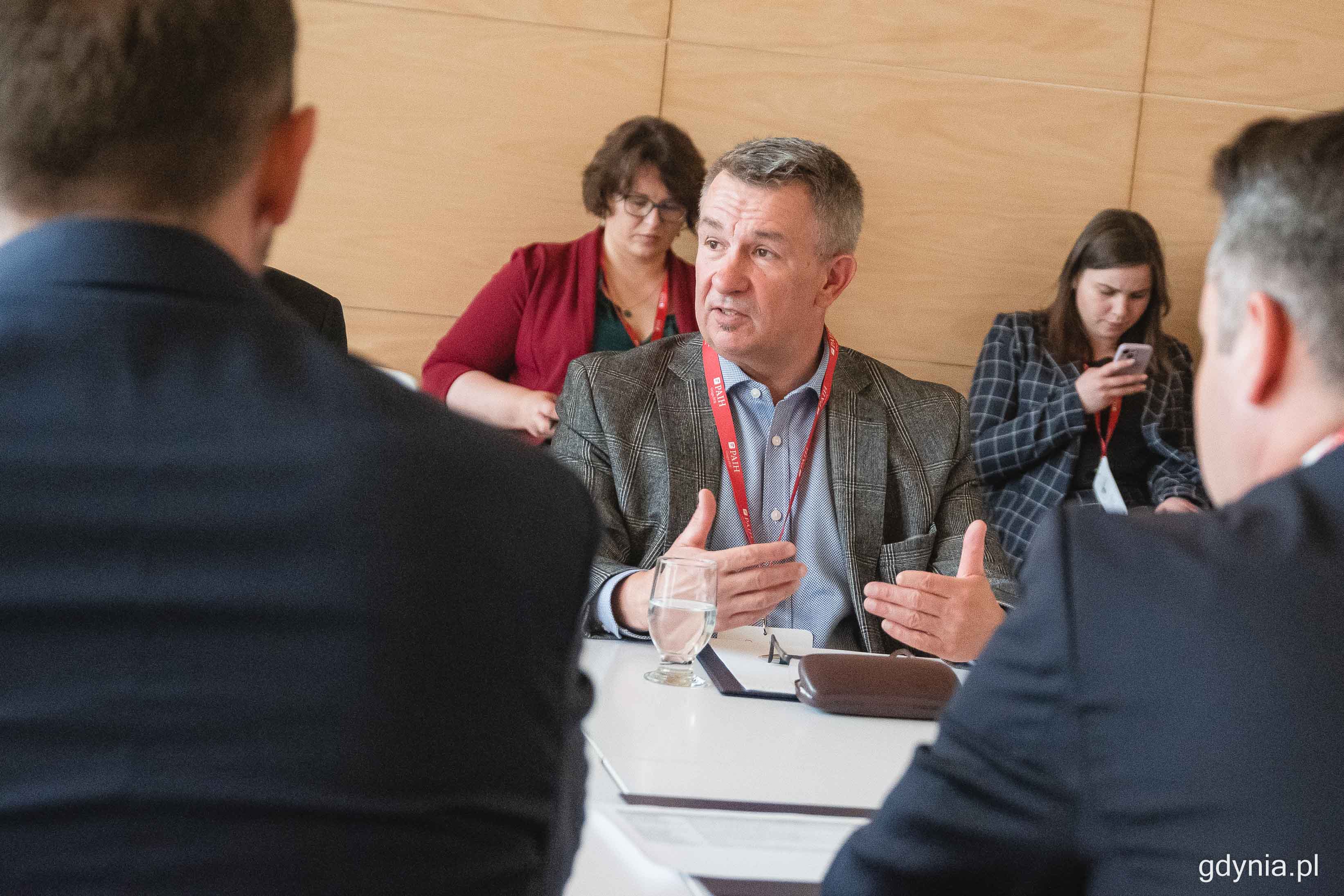 Jeden z uczestnik&oacute;w spotkania, Grzegorz Oszast z Polskiej Agencji Inwestycji i Handlu, fot. Kamil Złoch