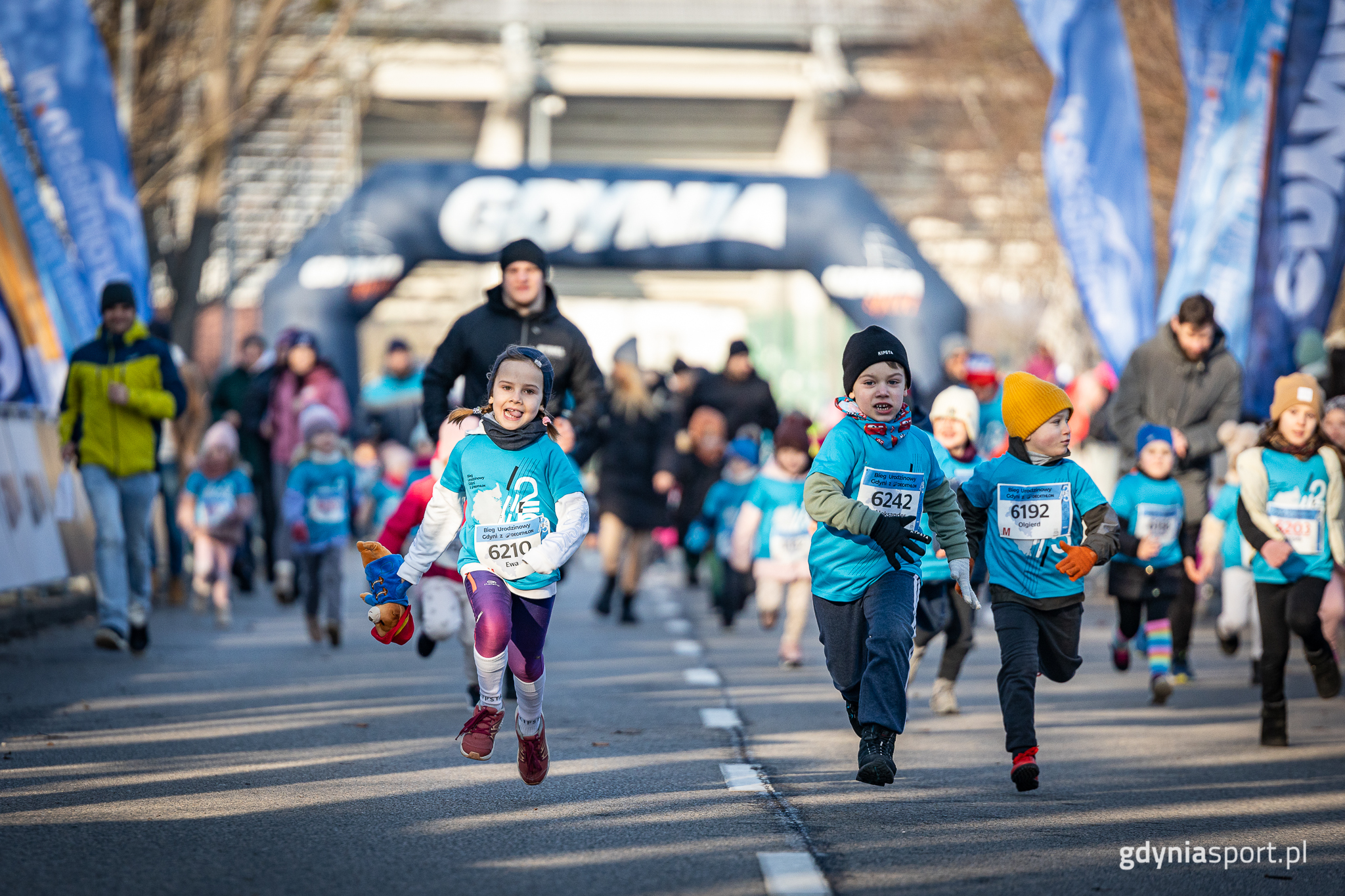 dzieci w trakcie biegu