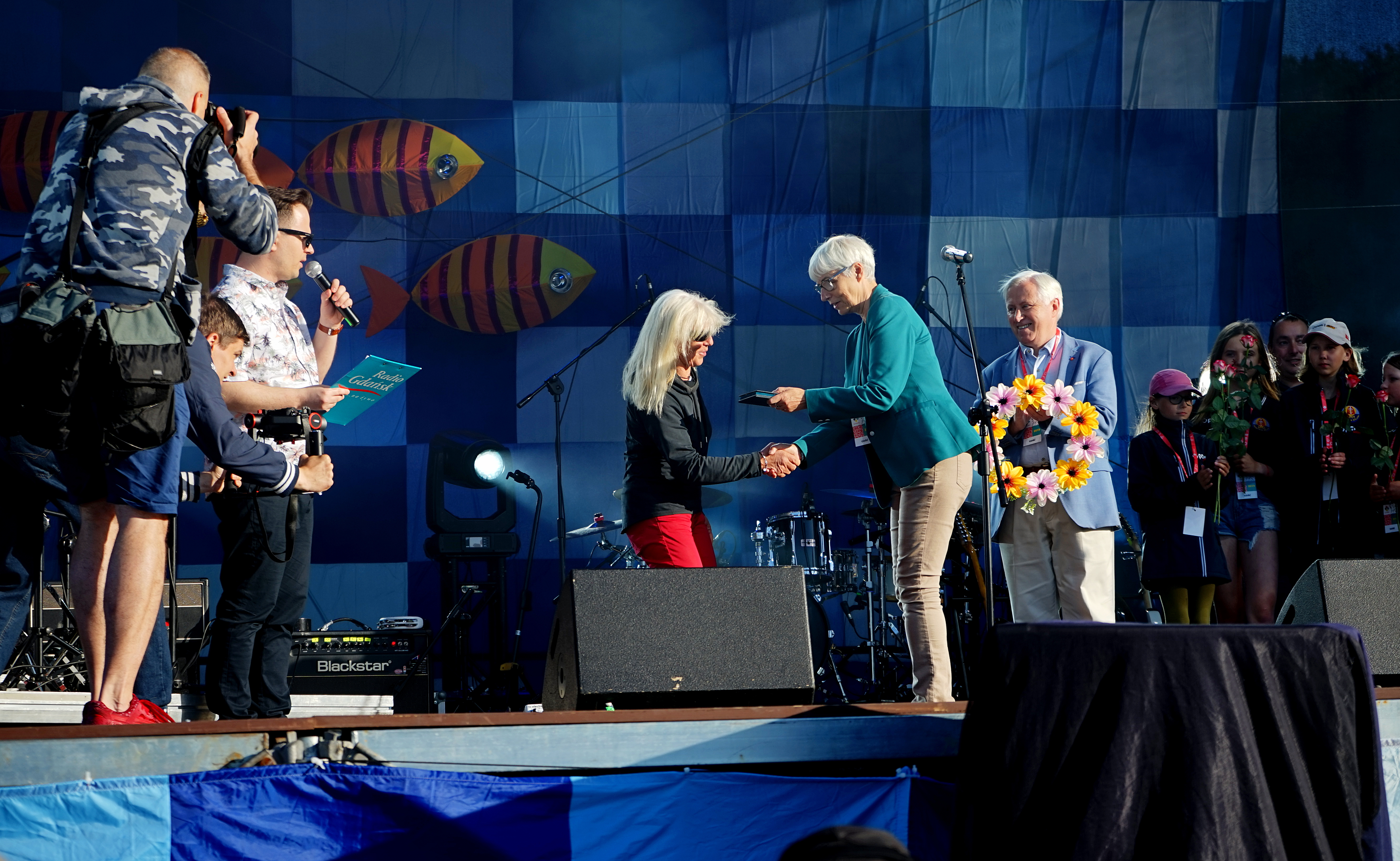 Joanna Zielińska wręcza medal Civitas e Mari Joannie Pajkowskiej, fot. Kamil Złoch