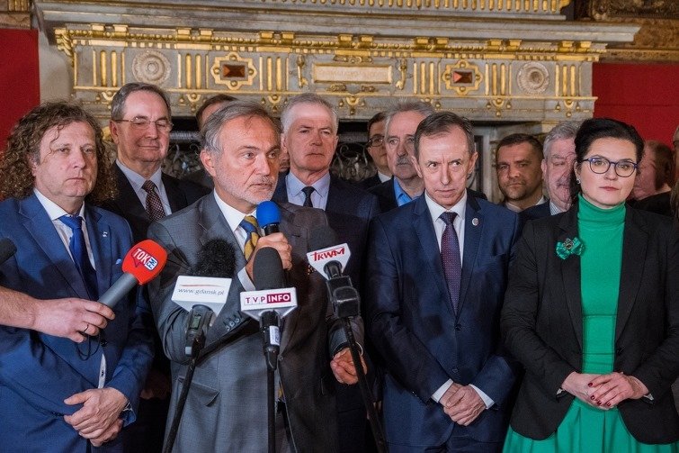 Przedstawiciele pomorskich samorząd&oacute;w, w tym Wojciech Szczurek (na środku, przemawia do mikrofon&oacute;w) w styczniu 2020 roku przekazali projekt ustawy na ręce marszałka Senatu, Tomasza Grodzkiego. Na czytanie w Sejmie przyszło czekać aż do 2023 roku, fot.  metropoliagdansk.pl