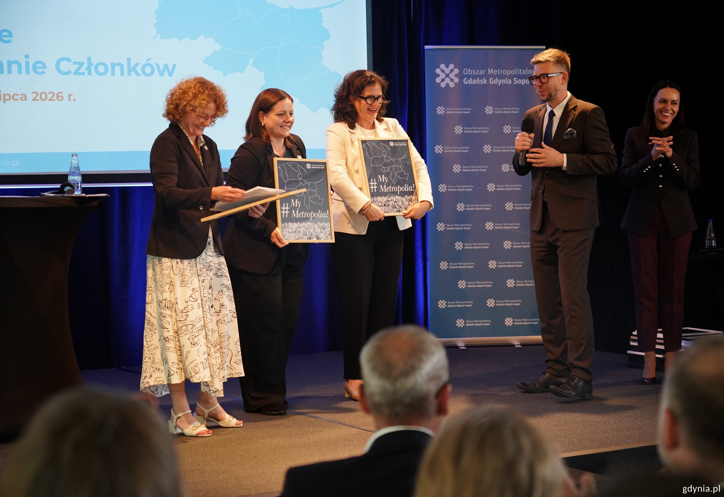 Na scenie prezydentki Gdańska, Gdyni i Sopotu &ndash; Aleksandra Dulkiewicz, Aleksandra Kosiorek i Magdalena Czarzyńska-Jachim i prezes Michał Glaser