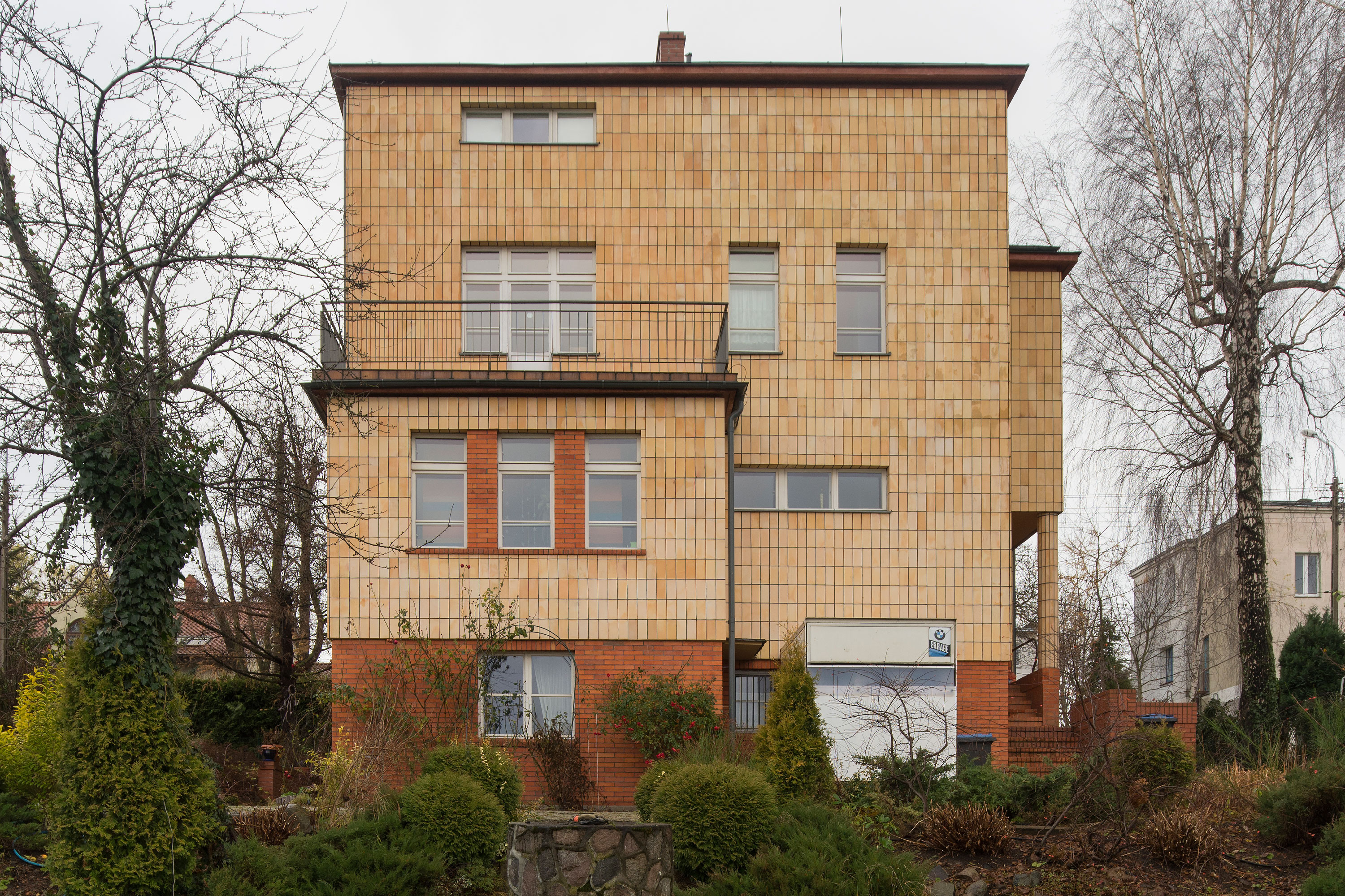 Elewacja willi w Orłowie oblicowane ż&oacute;łtymi płytkami ceramicznymi skontrastowanymi z ciemnymi spoinami, elewację w latach 2007-2008 poddano pracom konserwatorskim.