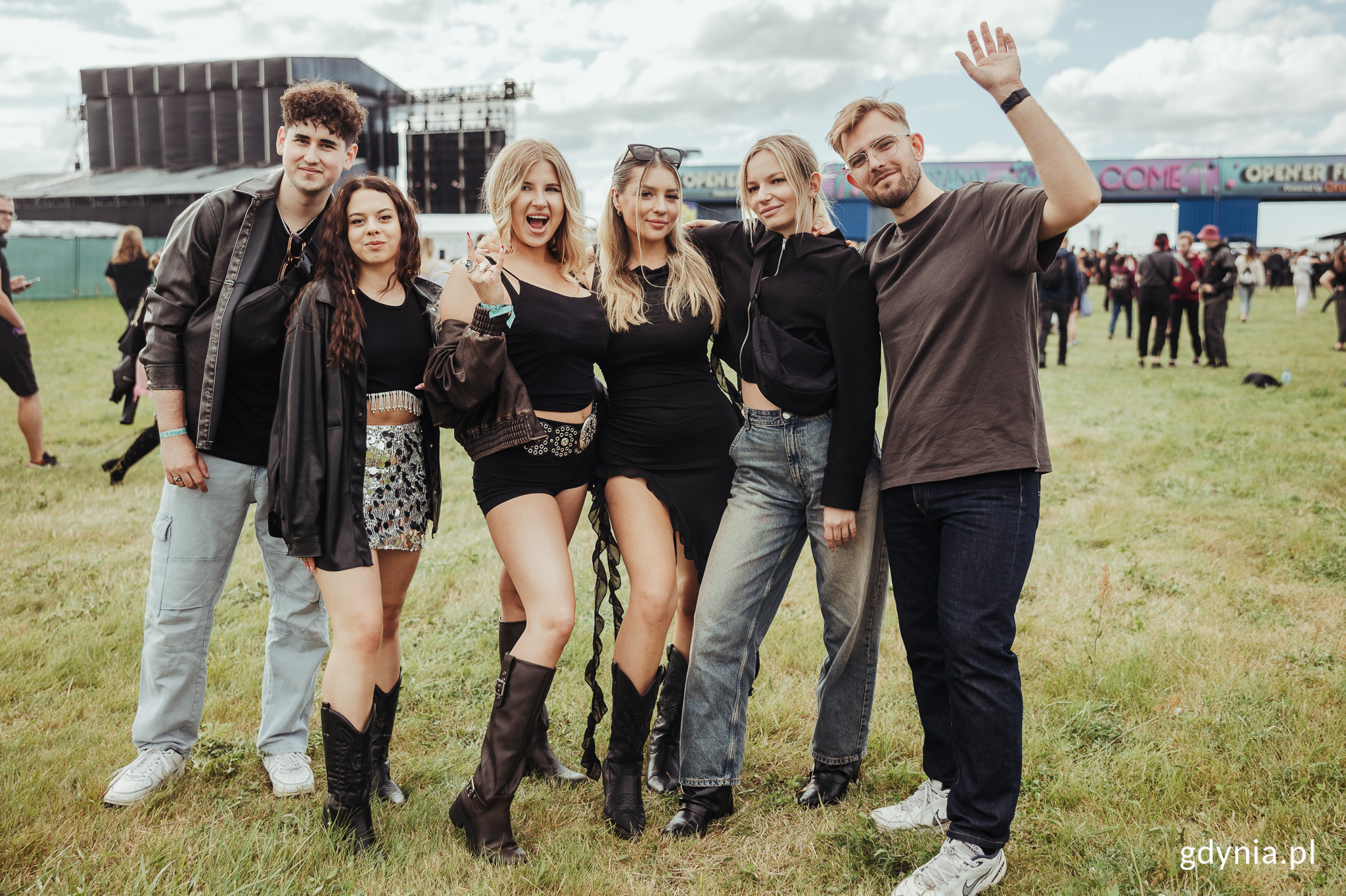 Grupa festiwalowicz&oacute;w przed brama Open'era