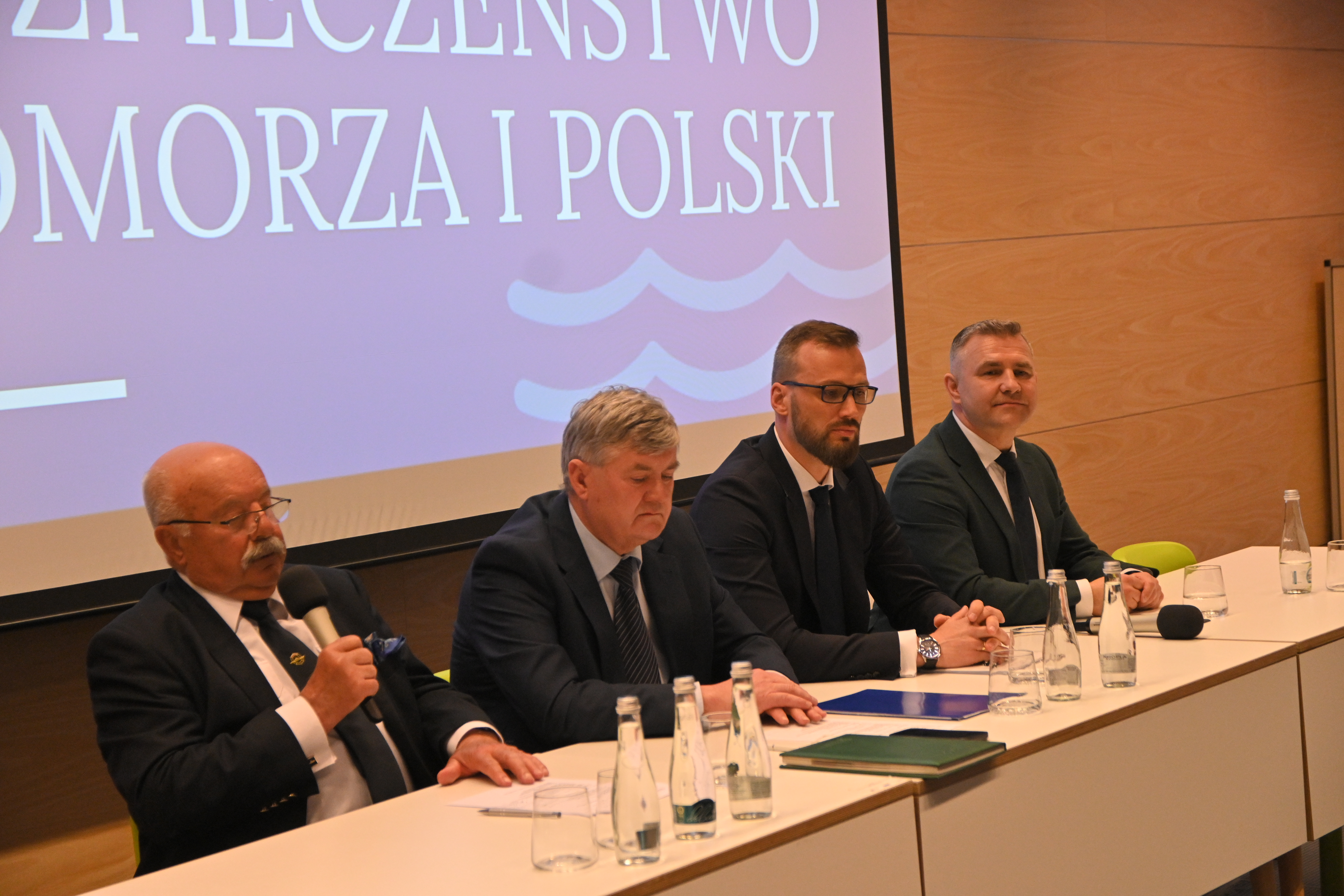 adm. Jędrzej Czajkowski - doradca Ministra Obrony Narodowej ds. morskich, Kazimierz Plocke - poseł na sejm RP, Maciej Samsonowicz - doradca Ministra Obrony Narodowej oraz Michał Pasieczny - burmistrz Rumi