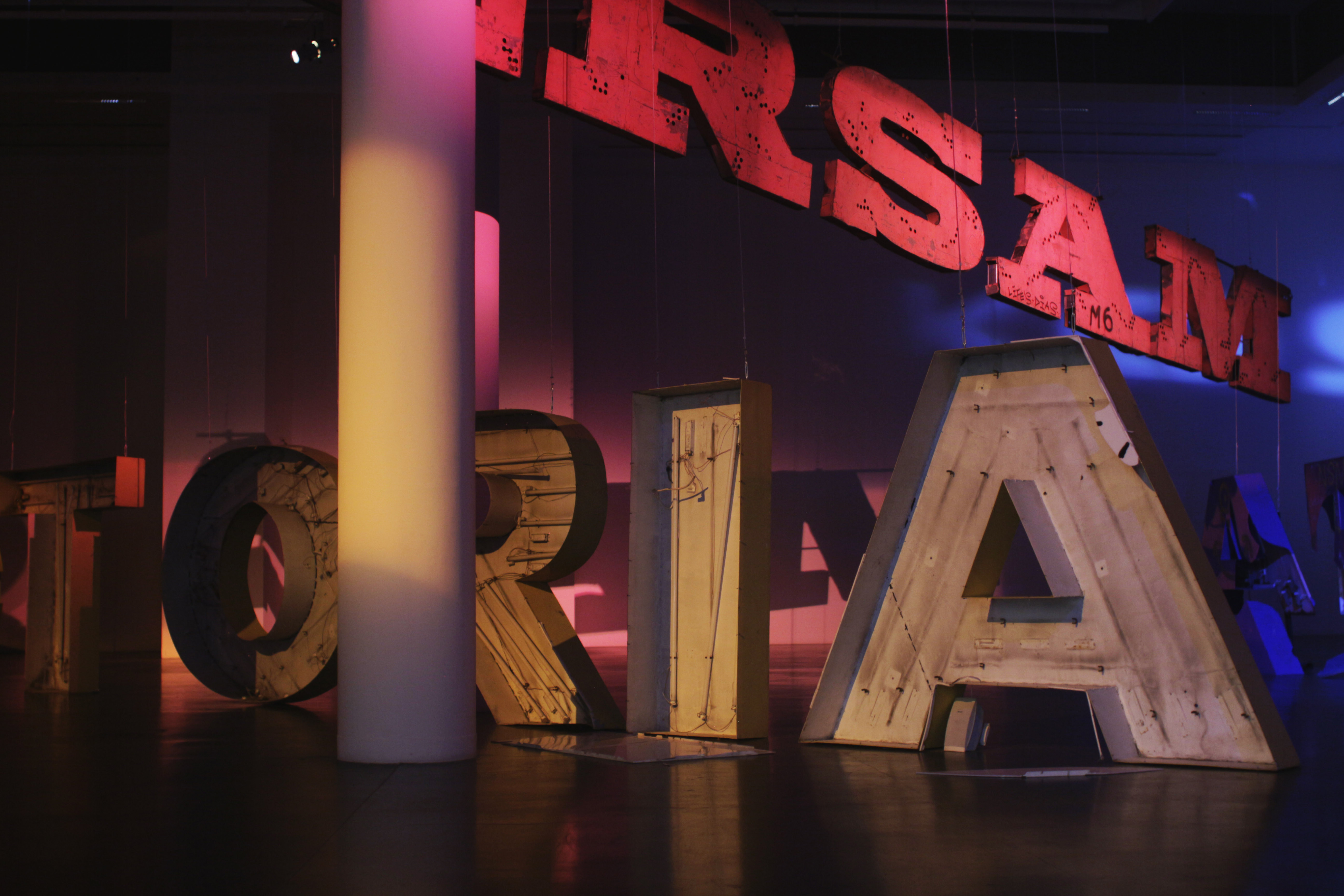 Szyld jako element instalacji GO HOME w Centrum Sztuki Wsp&oacute;łczesnej w Toruniu w 2017 roku, fot. CSW Toruń / mat. prasowe Traffic Design