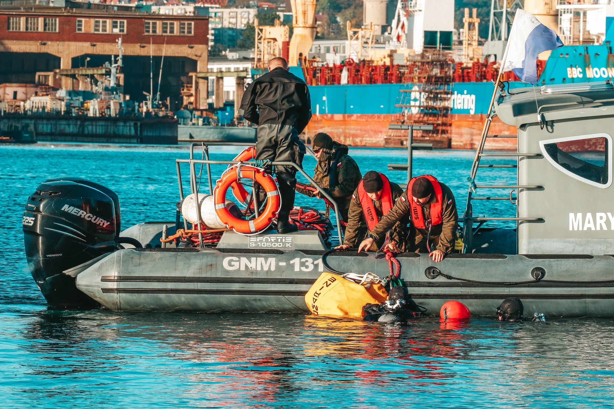 Nurkowie minerzy z 13 Dywizjonu Trałowc&oacute;w podczas neutralizacji niewybuch&oacute;w w Gdyni // fot. Marynarka Wojenna RP