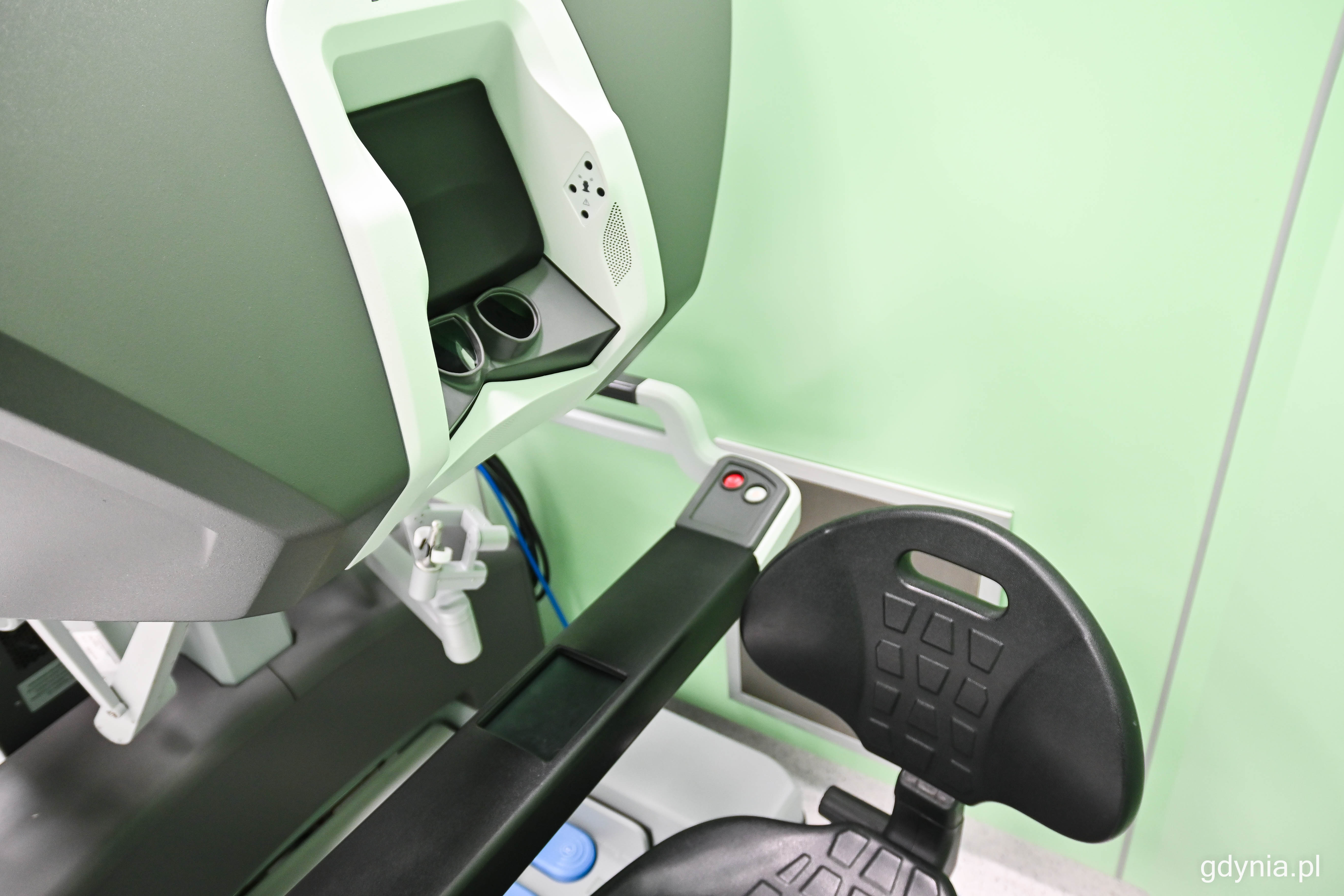 Stanowisko, z kt&oacute;rego chirurg steruje robotem da Vinci w trakcie operacji, fot. Kamil Złoch