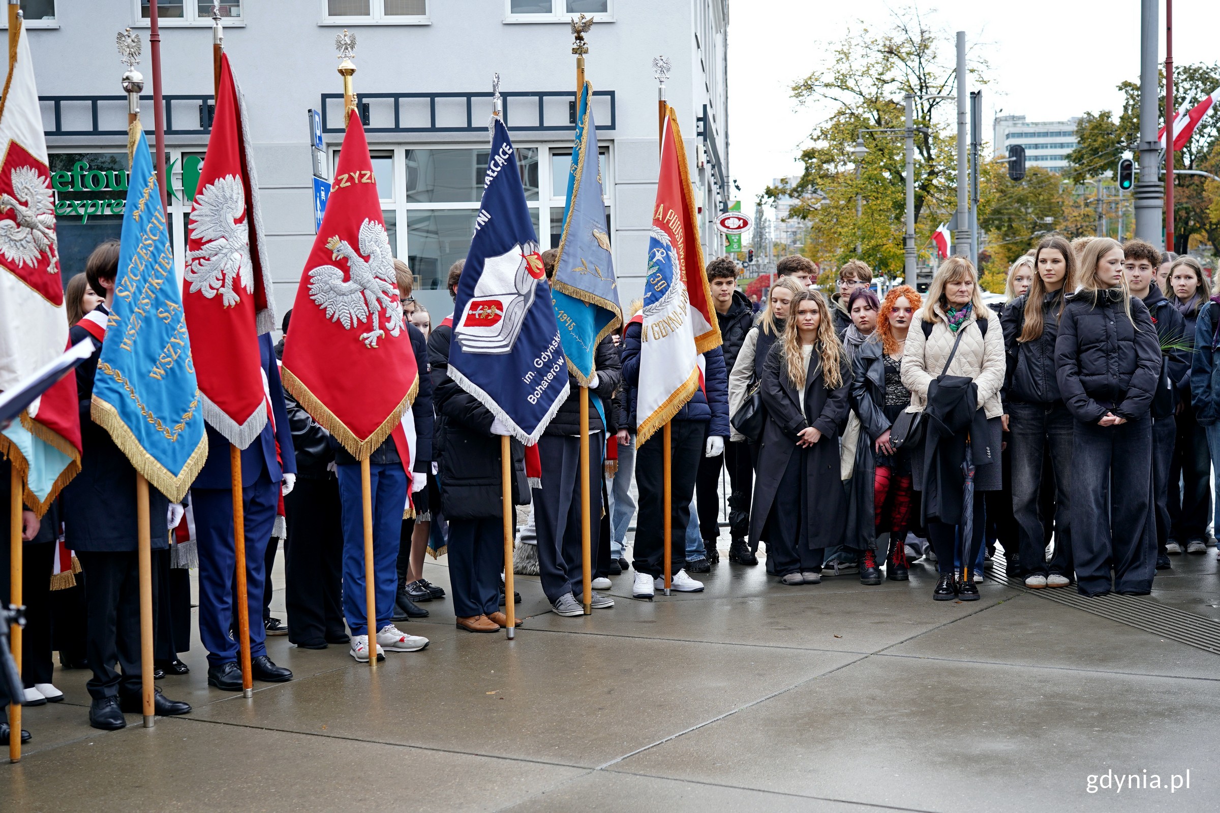 Poczty sztandarowe i delegacje uczni&oacute;w z gdyńskich szk&oacute;ł podczas uroczystości upamiętniających 86. rocznicę pierwszych wysiedleń gdynian (fot. Magdalena Czernek)