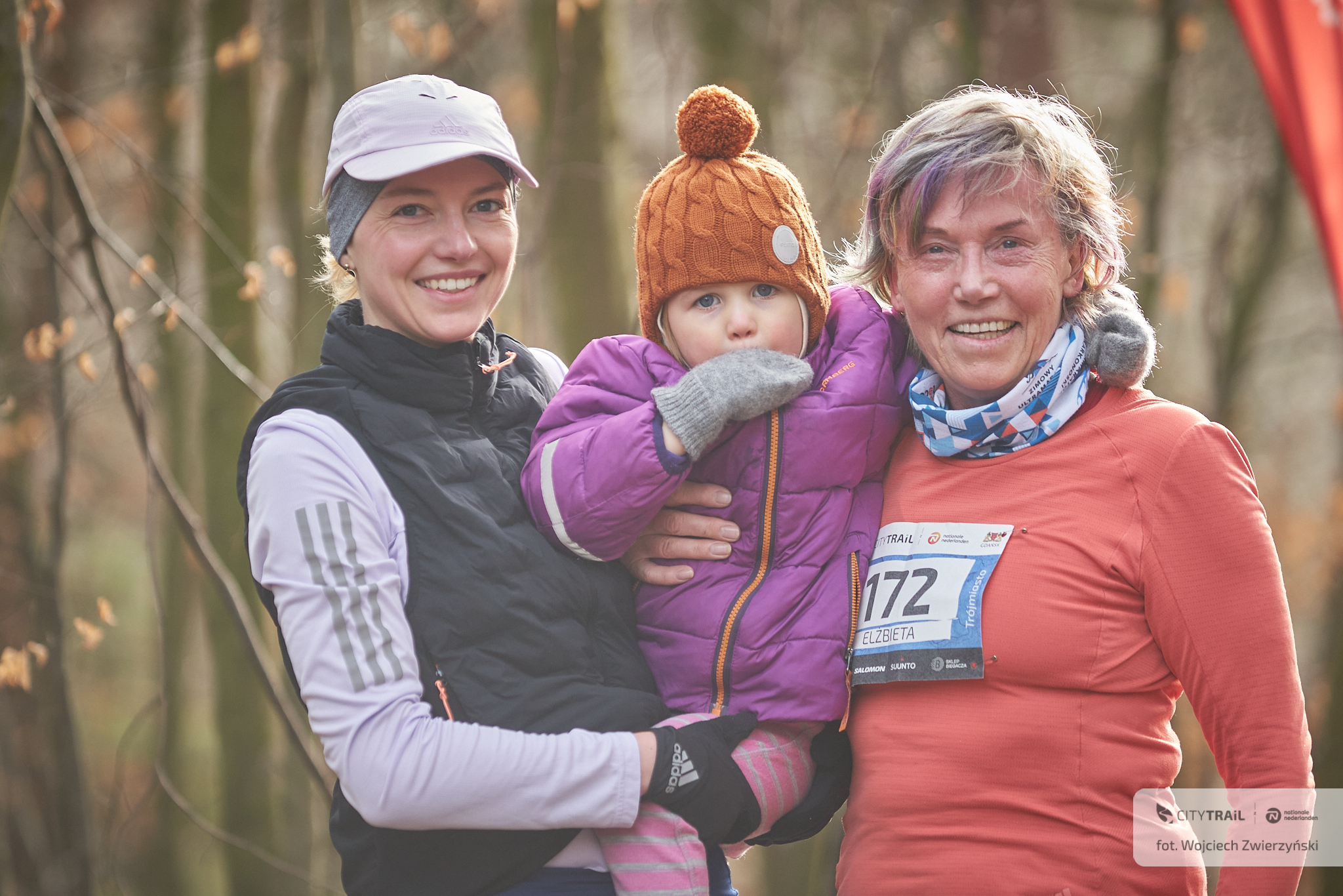 troje uczestnk&oacute;w w r&oacute;żnym wieku