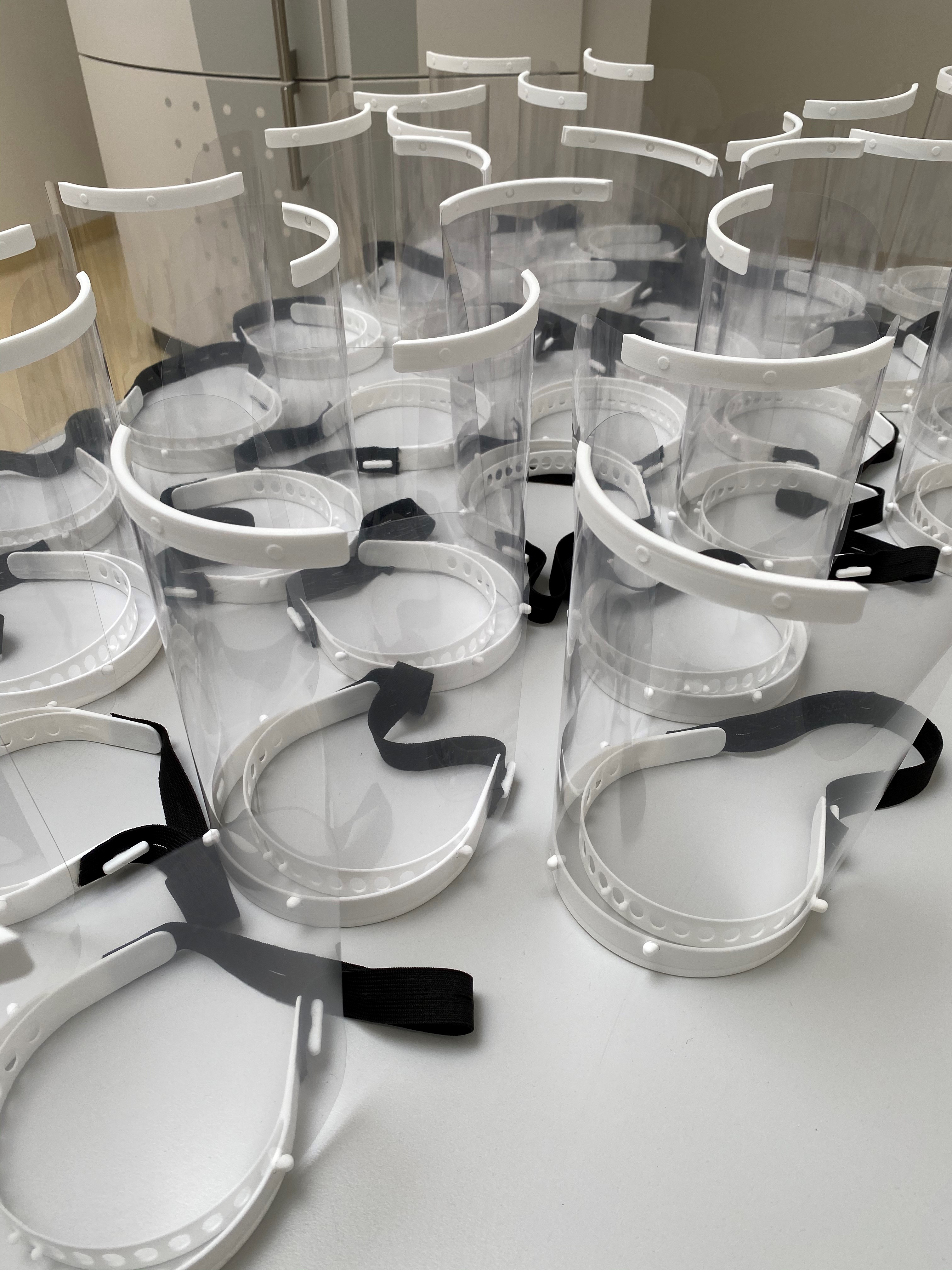 Przyłbice złożone z element&oacute;w wydrukowanych w Pracowni Druku 3D w PPNT Gdynia