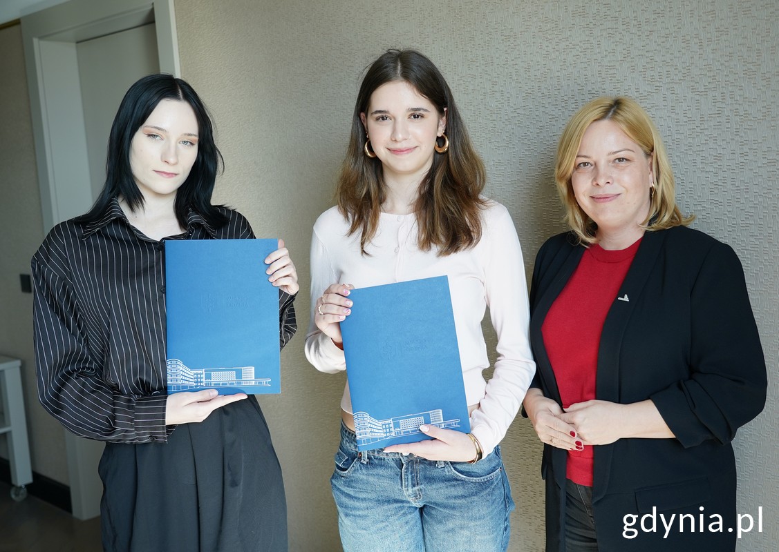 Laureatki konkursu Washington Business Week: Marta Rakiel i Julianna Jung w towarzystwie wiceprezydentki Oktawii Gorzeńskiej