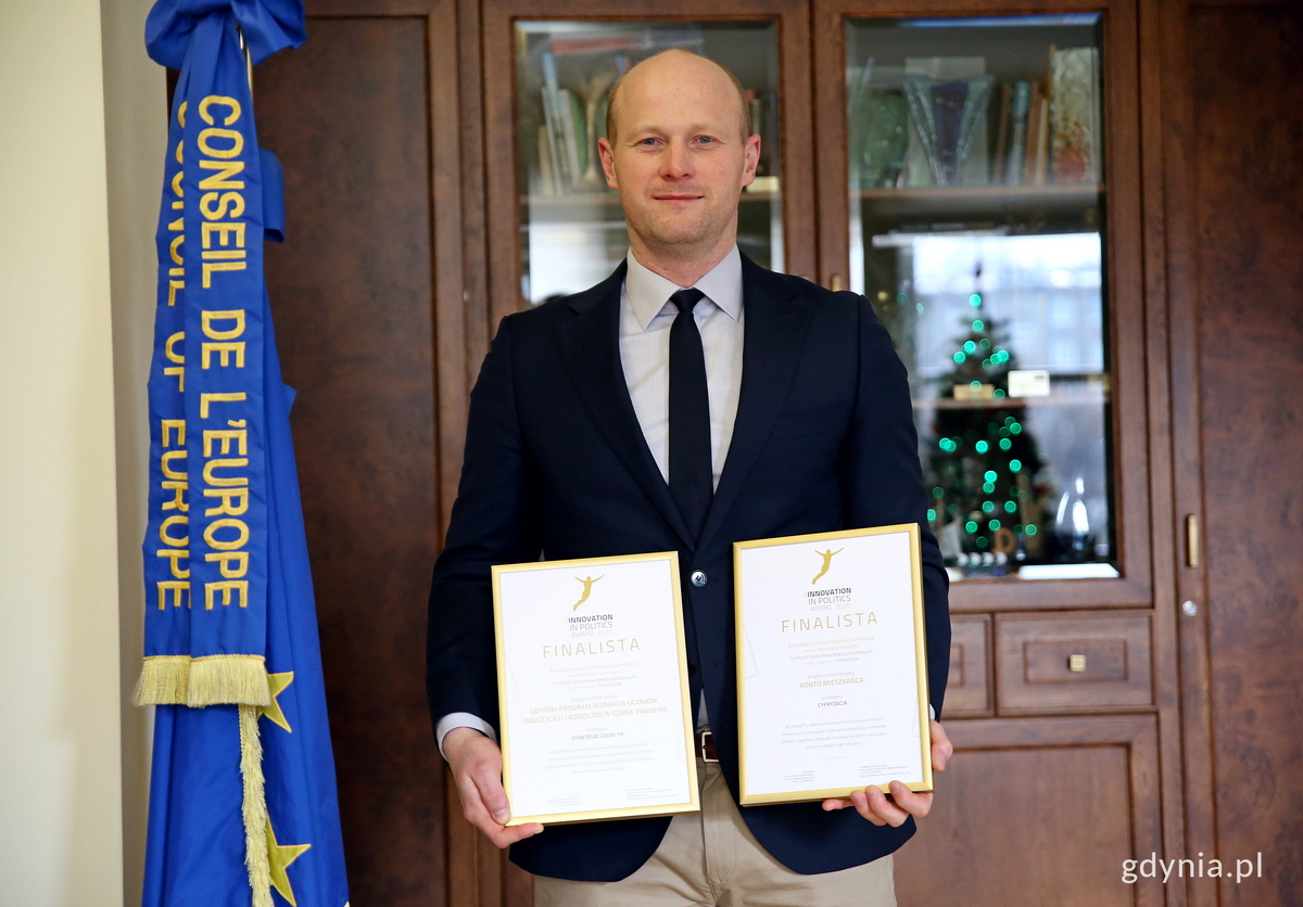 Wiceprezydent Bartosz Bartoszewicz z dyplomami za za projekty, kt&oacute;re znalazły się w finale konkursu &bdquo;Innowacje w Polityce&rdquo; w 2020 i 2021 roku // fot. Przemysław Kozłowski