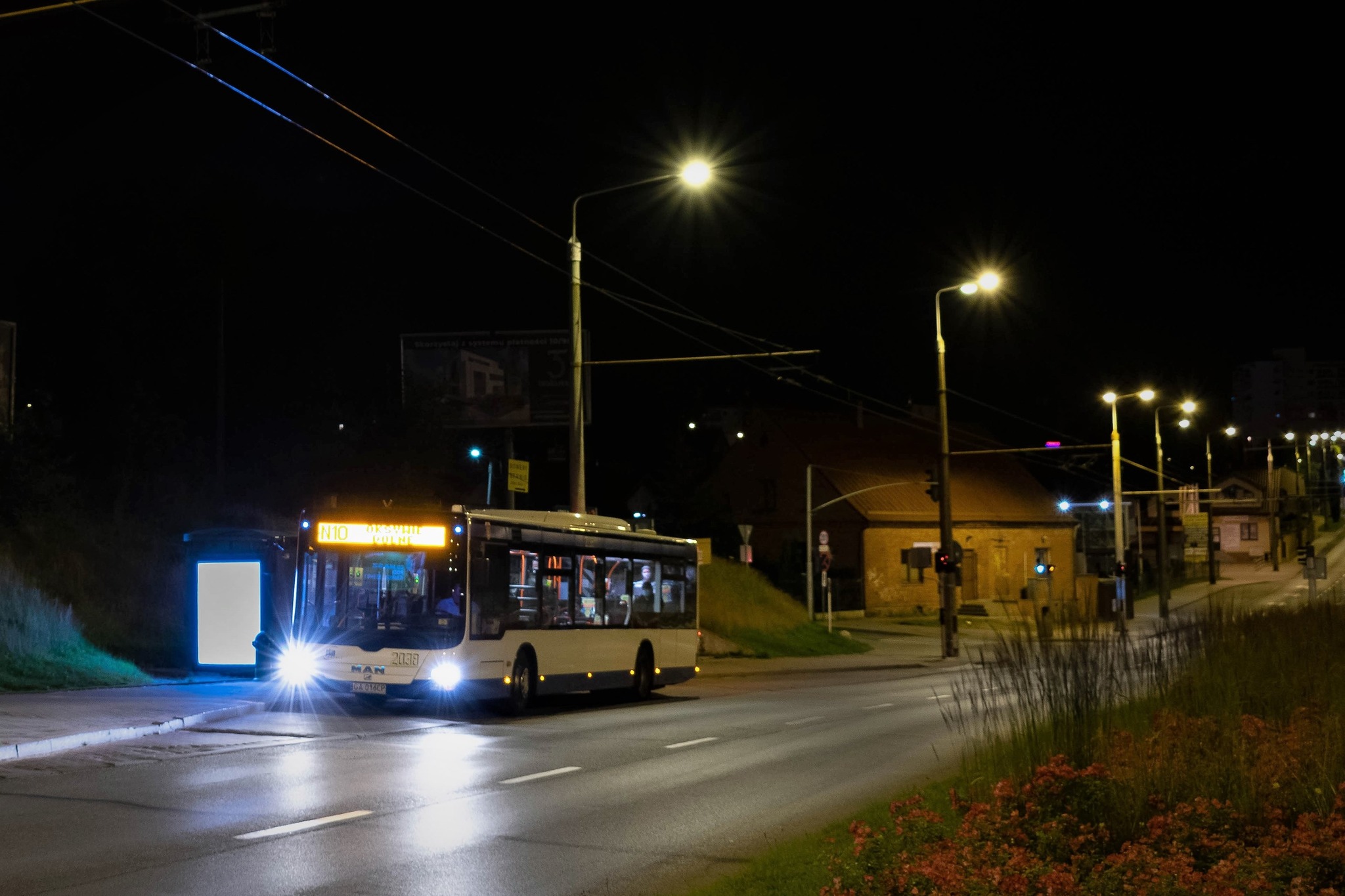 Noc, ulica w Gdyni, przystanek autobusowy, autobus ZKM Gdynia z oznaczeniem "N10" stoi na przystanku