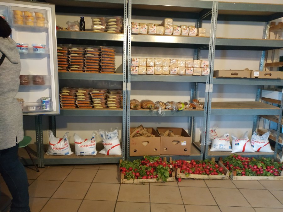 W gdyńskich sklepach społecznych korzystający z pomocy mogą sami wybierać produkty spośr&oacute;d tych, kt&oacute;re są akurat dostępne, fot. Laboratorium Innowacji Społecznych / archiwalne