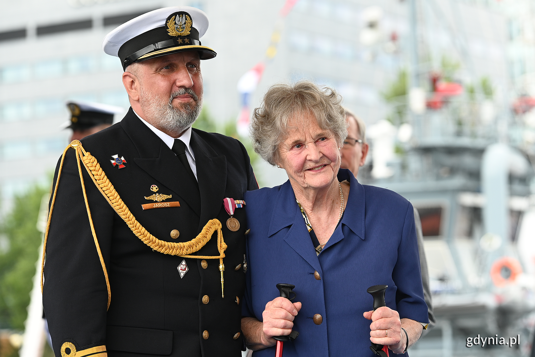 Na zdj. Viridianna Rey w towarzystwie kmdr por. Waltera Jarosza, dow&oacute;dcy okrętu ORP &bdquo;Błyskawica".Fot. Michał Puszczewicz