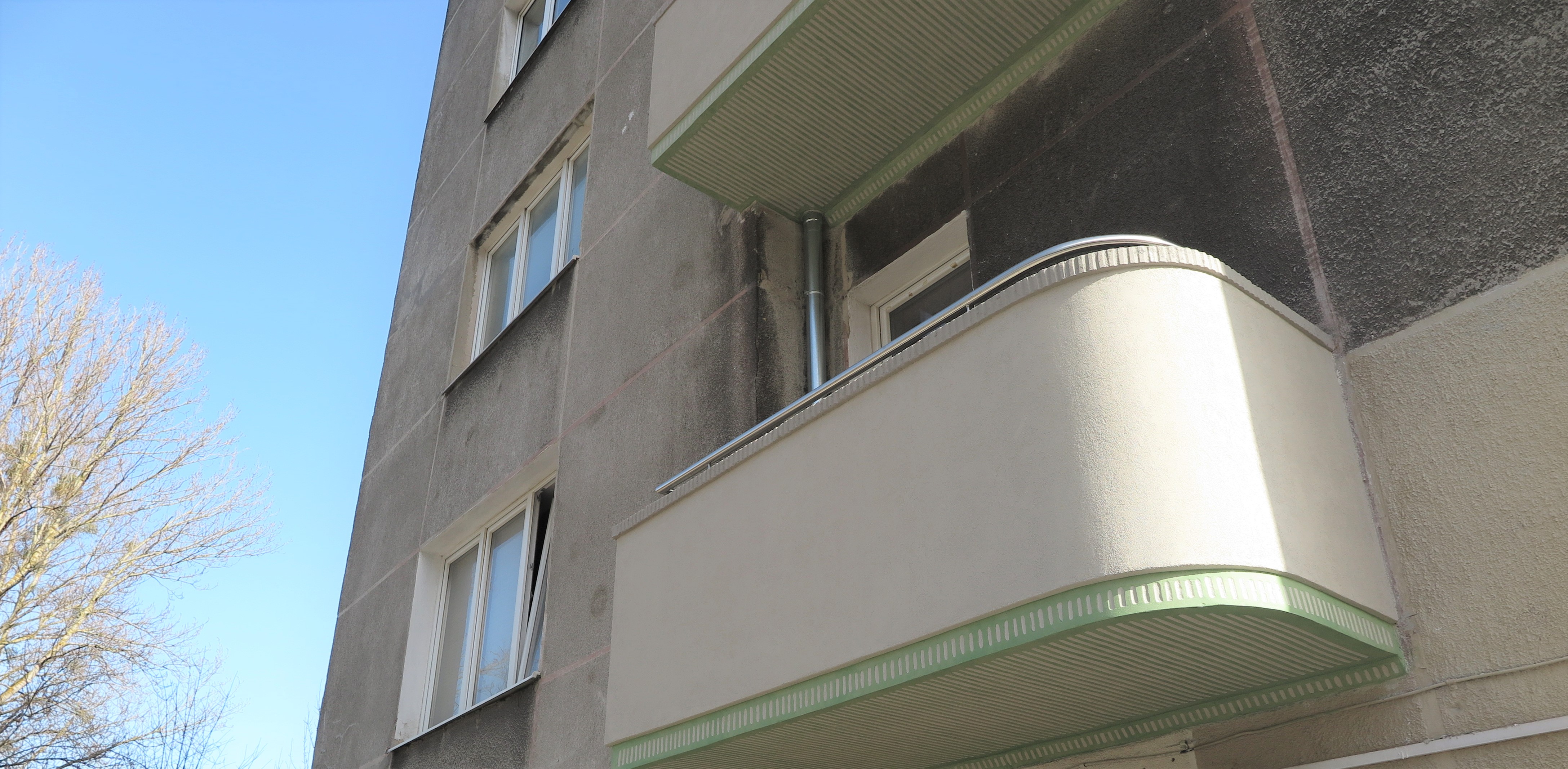 19.	Budynek mieszkalny, ul. Partyzant&oacute;w 44 - prace konserwatorskie przy tynkach szlachetnych