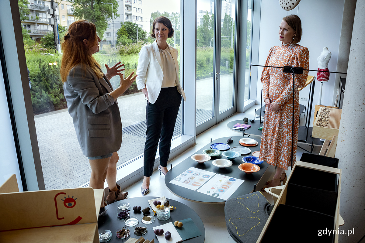 Jurorki konkursu Elle Decoration "Młodzi na Start" Małgorzata Szczepańska, redaktor naczelna magazynu Elle Decoration (z lewej) i&nbsp;Ewa Janczukowicz-Cichosz, wicedyrektor Pomorskiego Parku Naukowo-Technologicznego (z prawej) oraz Katarzyna Gruszecka-Spychała oglądają wyr&oacute;żnione projekty. Fot. Przemysław Kozłowski