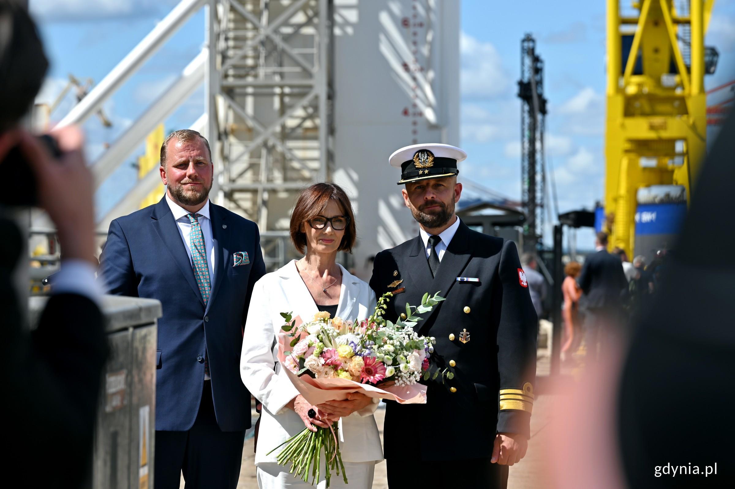 Matka chrzestna okrętu Agata Ziemiańska w towarzystwie m.in. Marcina Ryngwelskiego - prezesa zarządu PGZ Stoczni Wojennej (fot. Magdalena Czernek)