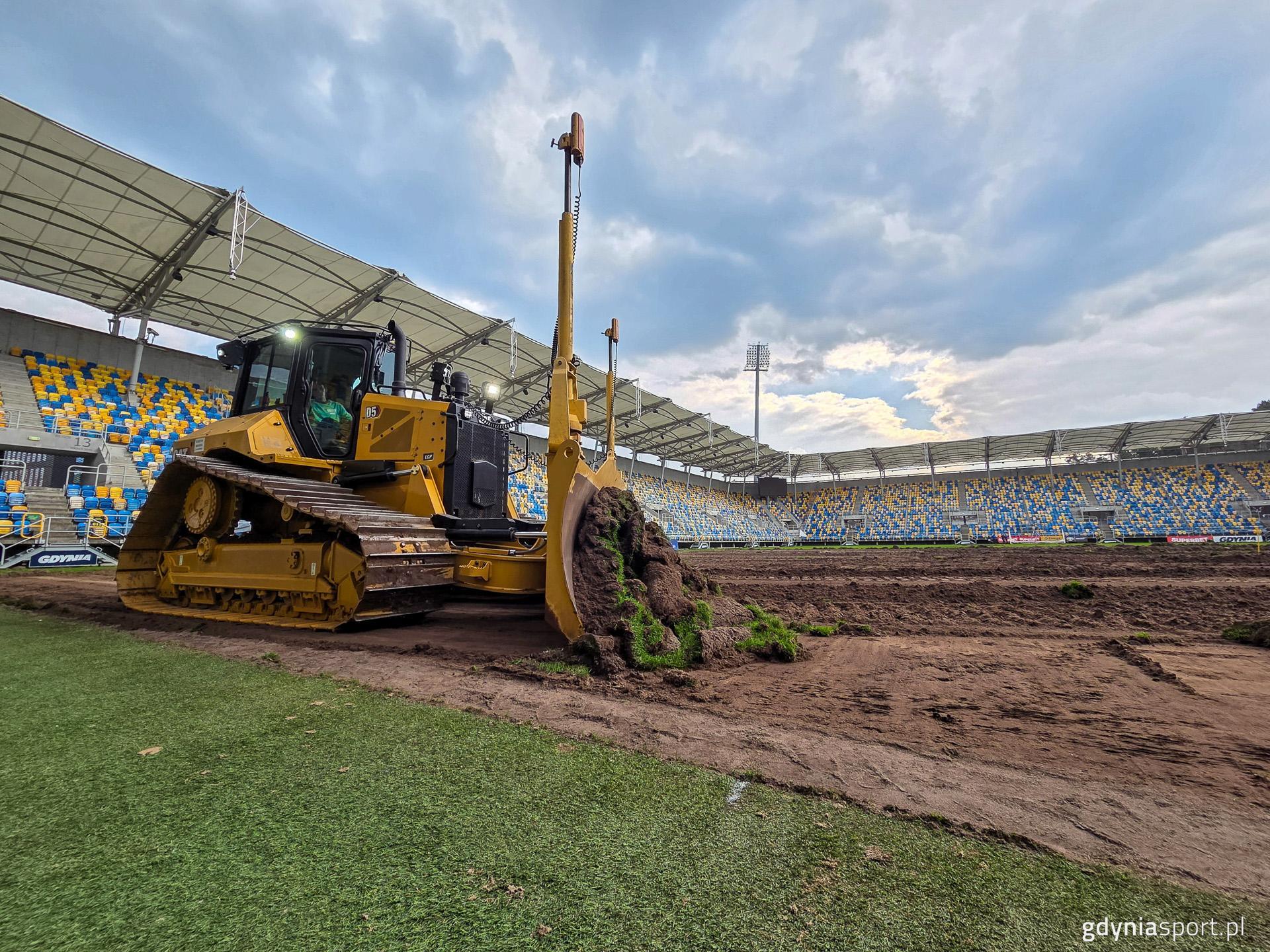 Ciężki sprzęt na Stadionie Miejskim w Gdyni (fot. Marek Urbaniak)