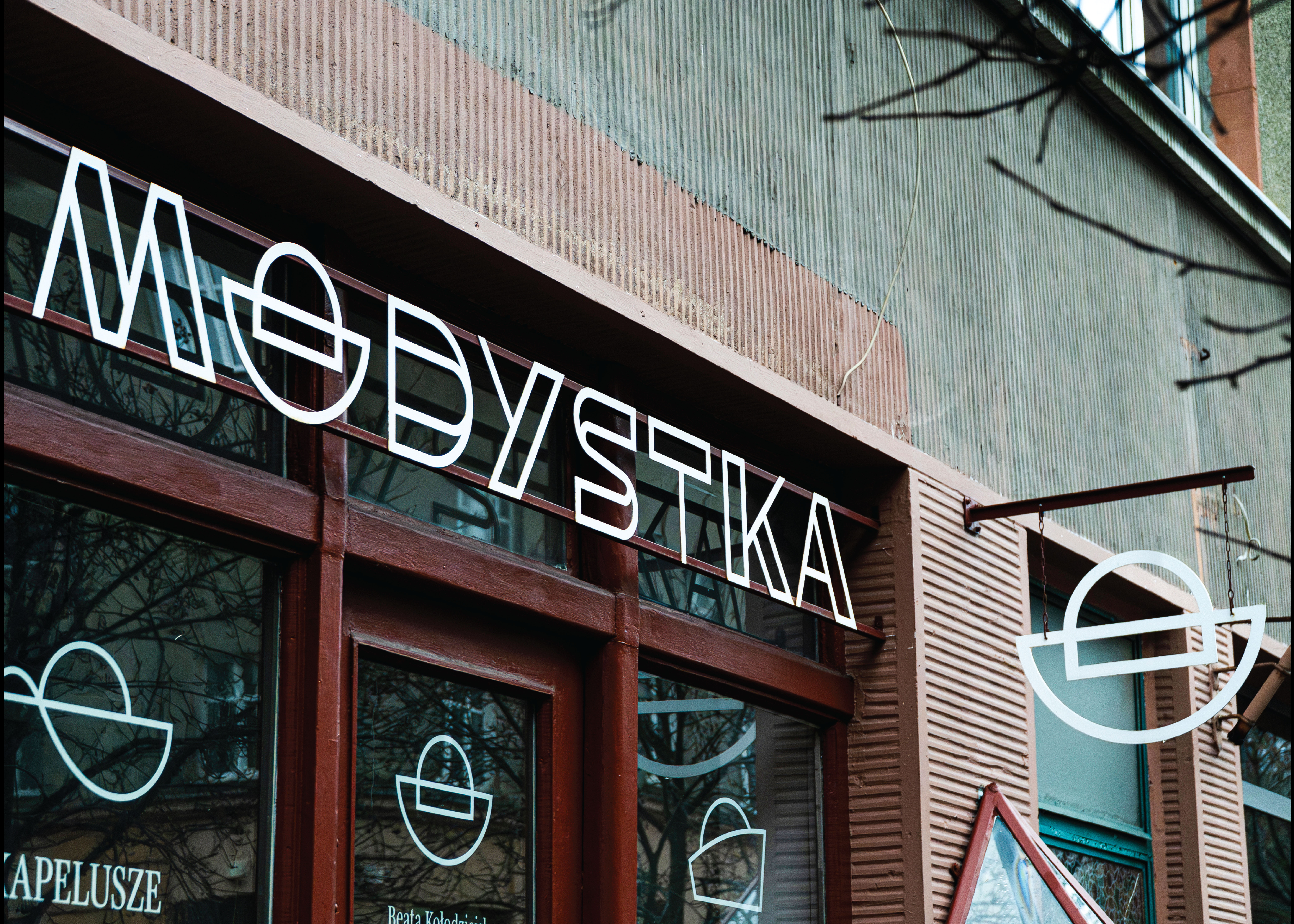 3. miejsce w konkursie na najlepiej zaprojektowany szyld w Gdyni &ndash; sklep Modystka przy ul. Kilińskiego