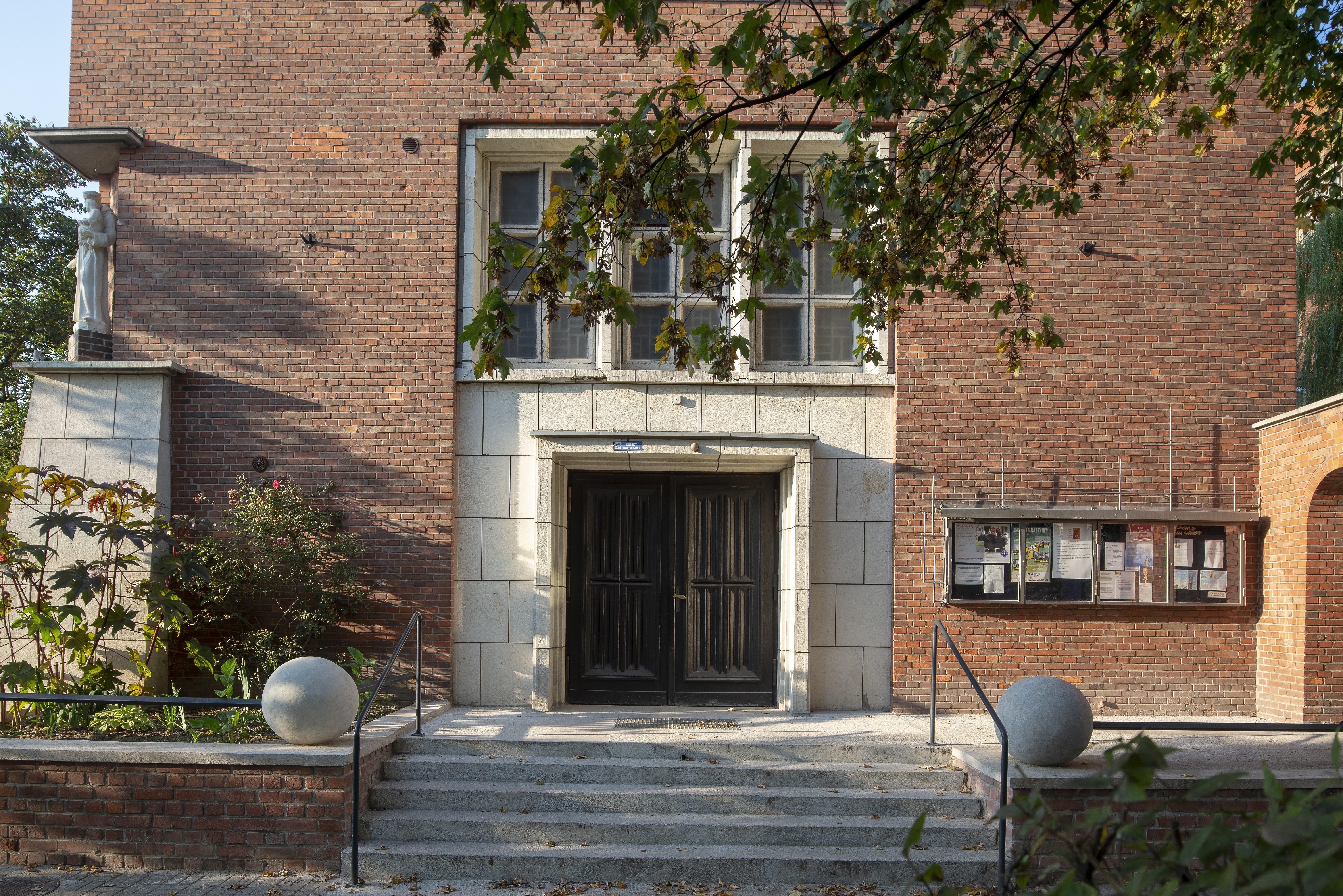 Elewacja klasztoru franciszkan&oacute;w przy ul. Ujejskiego 40 z wejściem do kaplicy.