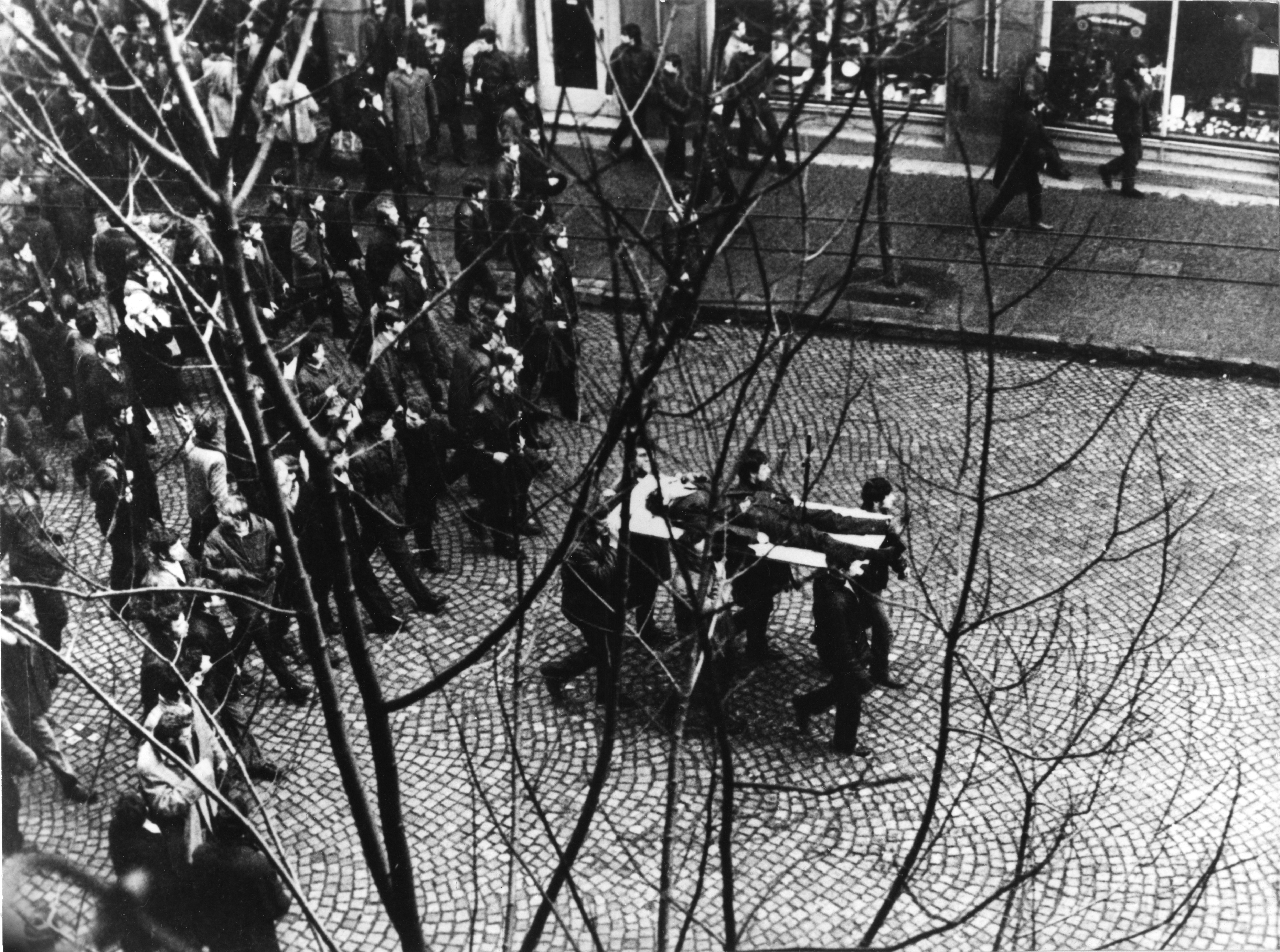 Poch&oacute;d ze zwłokami Zbigniewa Godlewskiego niesionymi na drzwiach ulicą Świętojańską w Gdyni // źr&oacute;dło: IPN