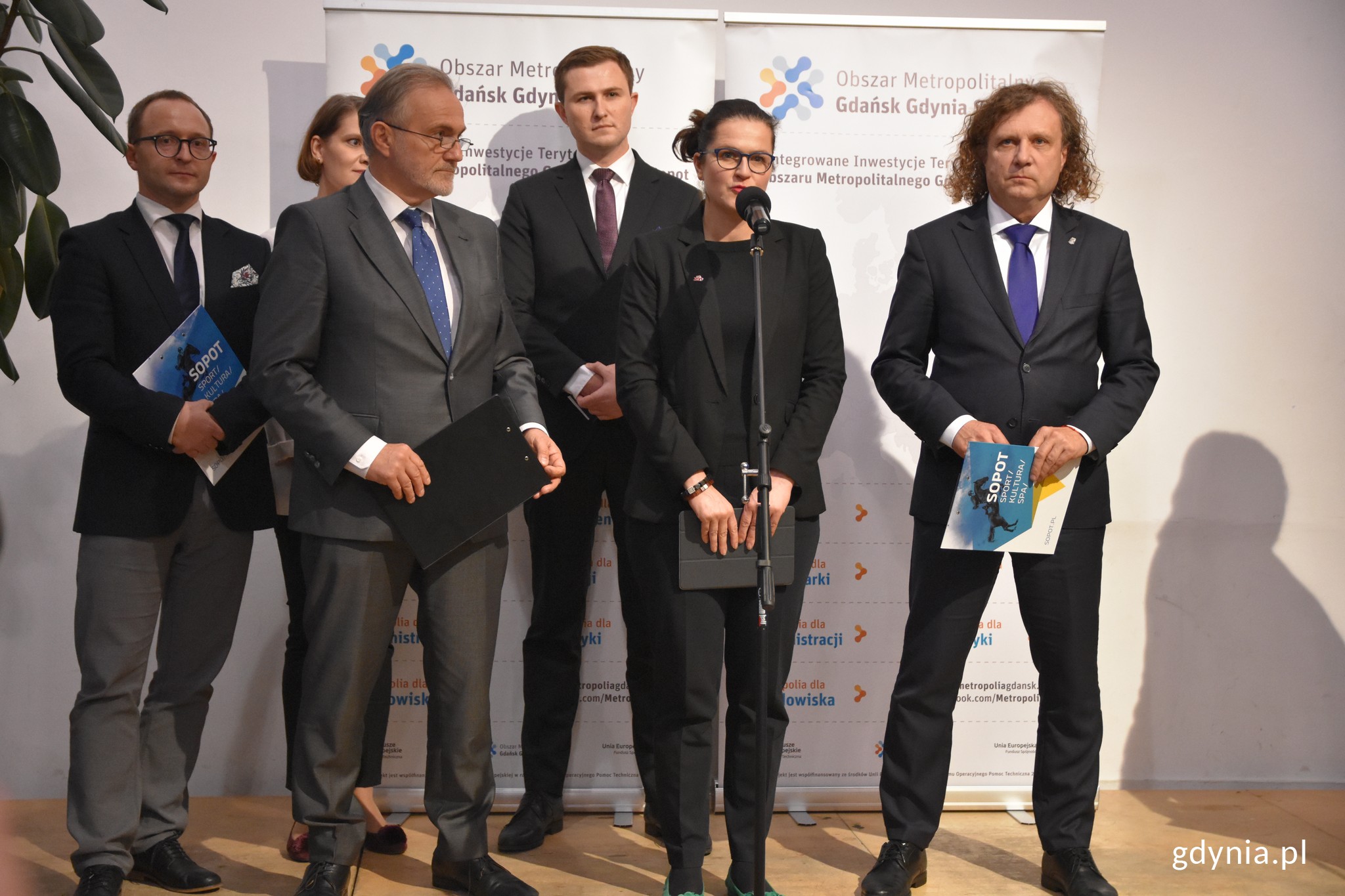 Oświadczenie ws. rozwiązania umowy na zarządzanie Rowerem Metropolitalnym Mevo zarząd OMGGS wygłosił na konferencji prasowej. Na zdjęciu w pierwszym rzędzie od lewej: Wojciech Szczurek - prezydent Gdyni, Aleksandra Dulkiewicz - prezydent Gdańska i Jacek Karnowski - prezydent Sopotu. W drugim rzędzie od lewej: Marcin Skwierawski - wiceprezydent Sopotu, Katarzyna Gruszecka-Spychała - wiceprezydent Gdyni ds. gospodarki oraz Piotr Grzelak - zastępca prezydenta Gdańska ds. zr&oacute;wnoważonego rozwoju // fot. Magdalena Czernek