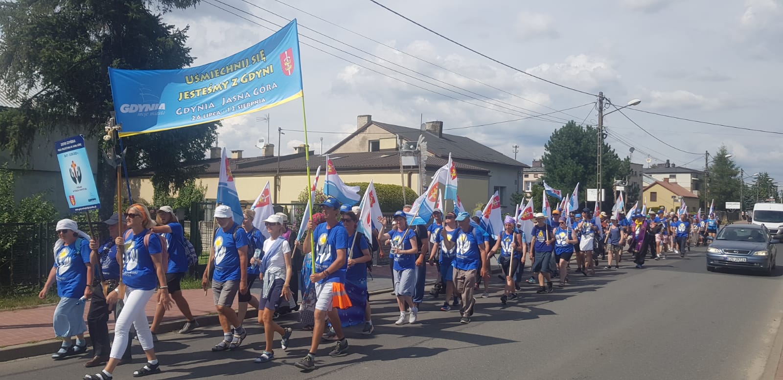 Pielgrzymi z Gdyni przemierzali ulice z radosnym transparentem, fot. mat. organizator&oacute;w