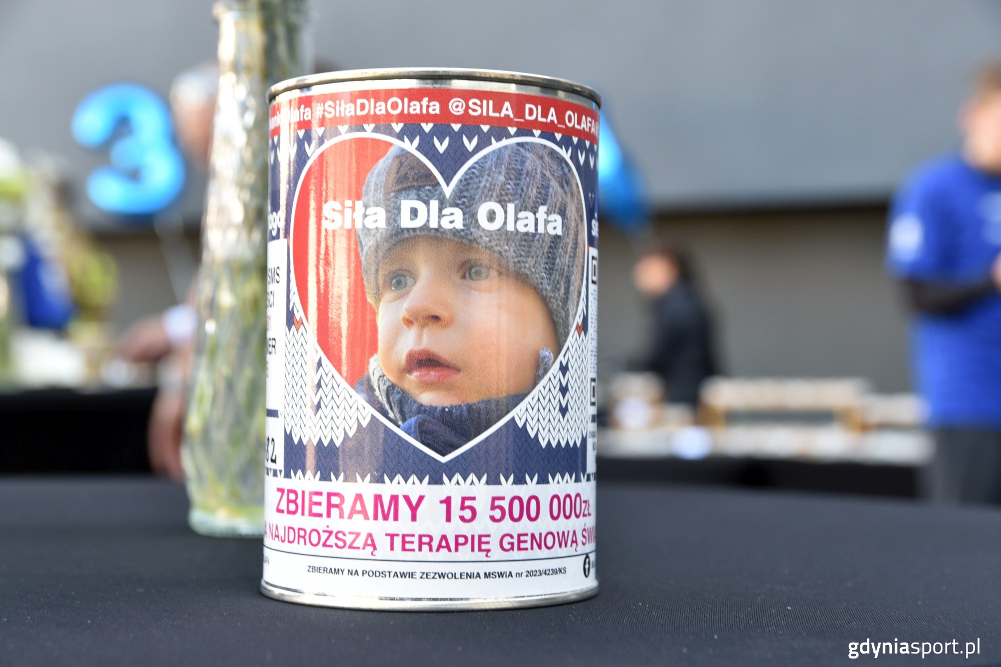 puszka, do kt&oacute;rej zbierane były pieniądze dla Olafa