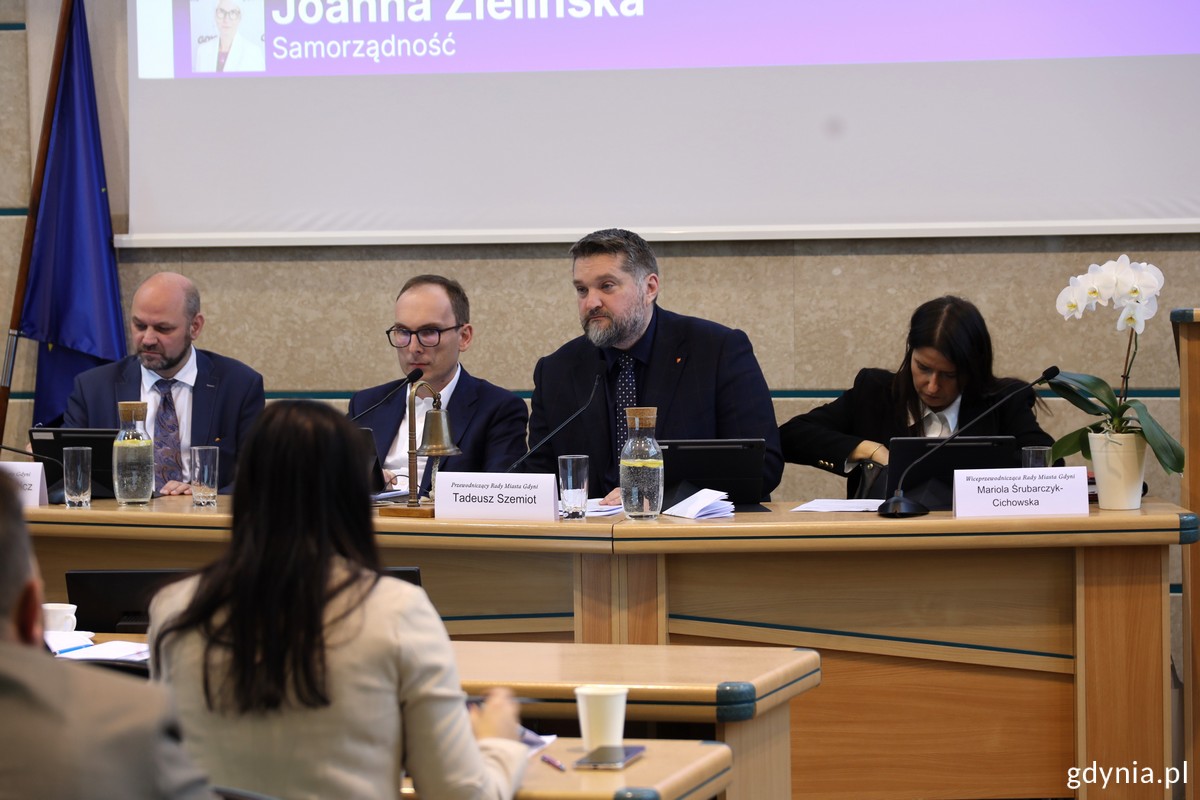 Na sesji od lewej siedzą: panowie wiceprzewodniczący RMG&nbsp;&ndash; Ireneusz Trojanowicz i Jakub Ubych, przewodniczący RMG Tadeusz Szemiot i wiceprzewodnicząca RMG Mariola Śrubarczyk-Cichowska