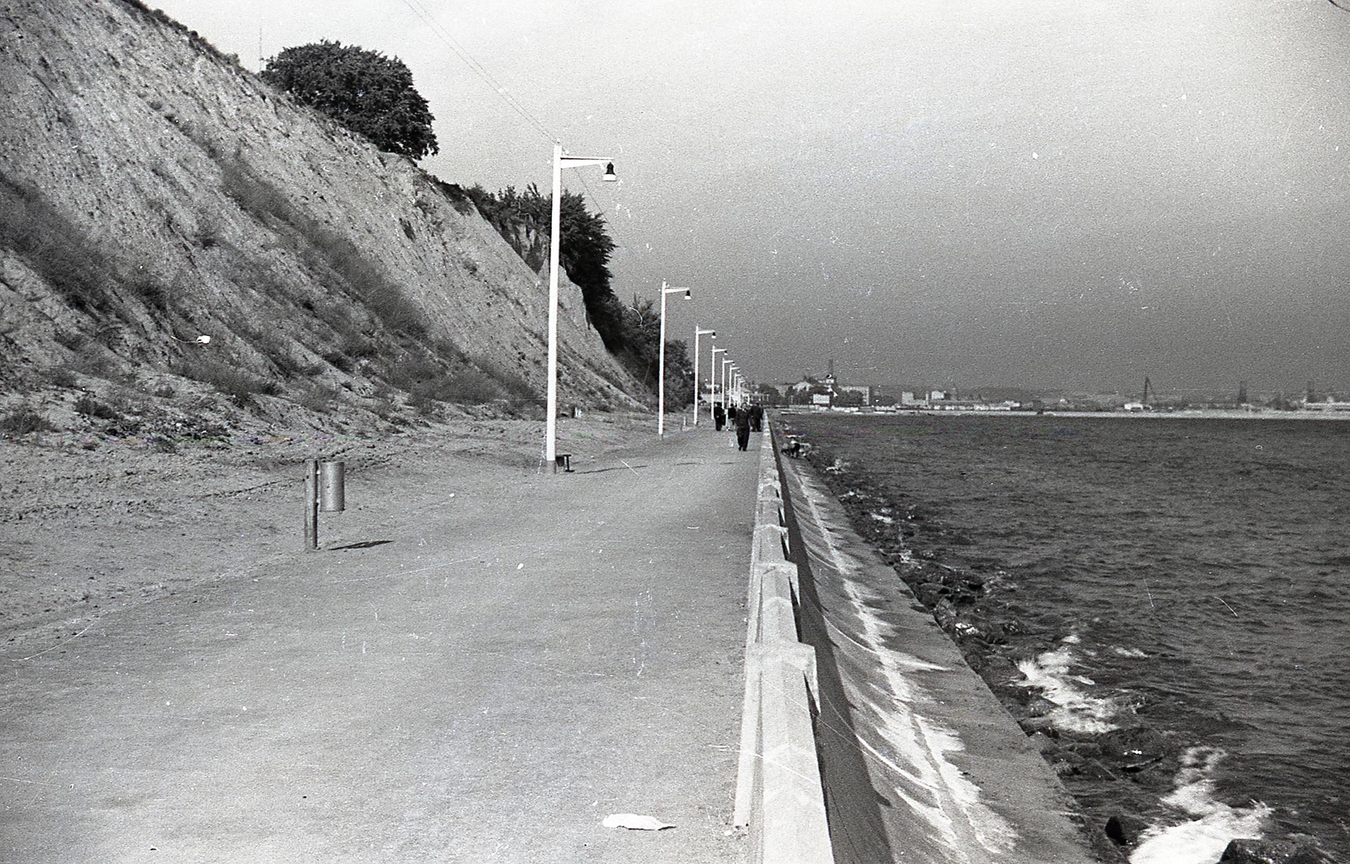 Czarno-biała, historyczna fotografia, bulwar Nadmorski w Gdyni, morze, widoczne wzg&oacute;rze Kamiennej G&oacute;ry, pusty bulwar