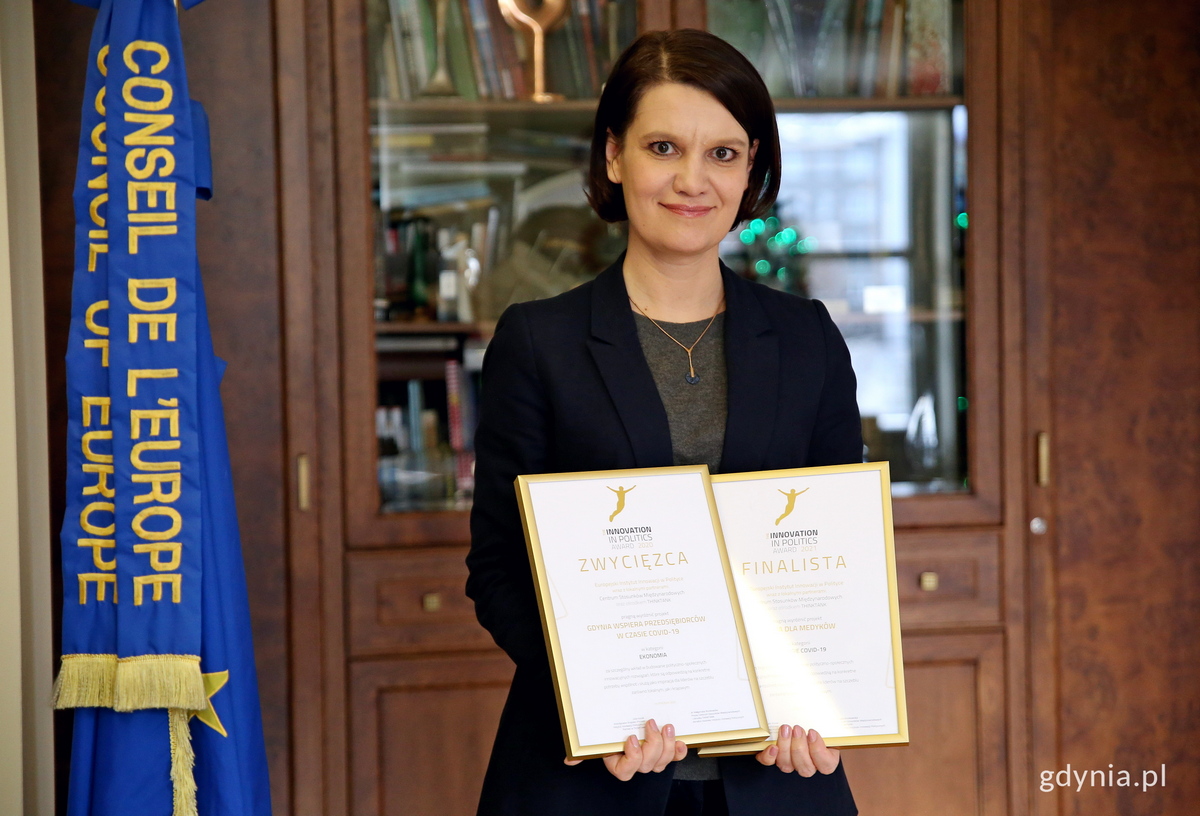 Wiceprezydent Katarzyna Gruszecka-Spychała odebrała dwa dyplomy &ndash; za ubiegłoroczny zwycięski program oraz za tegoroczny projekt finałowy // fot. Przemysław Kozłowski