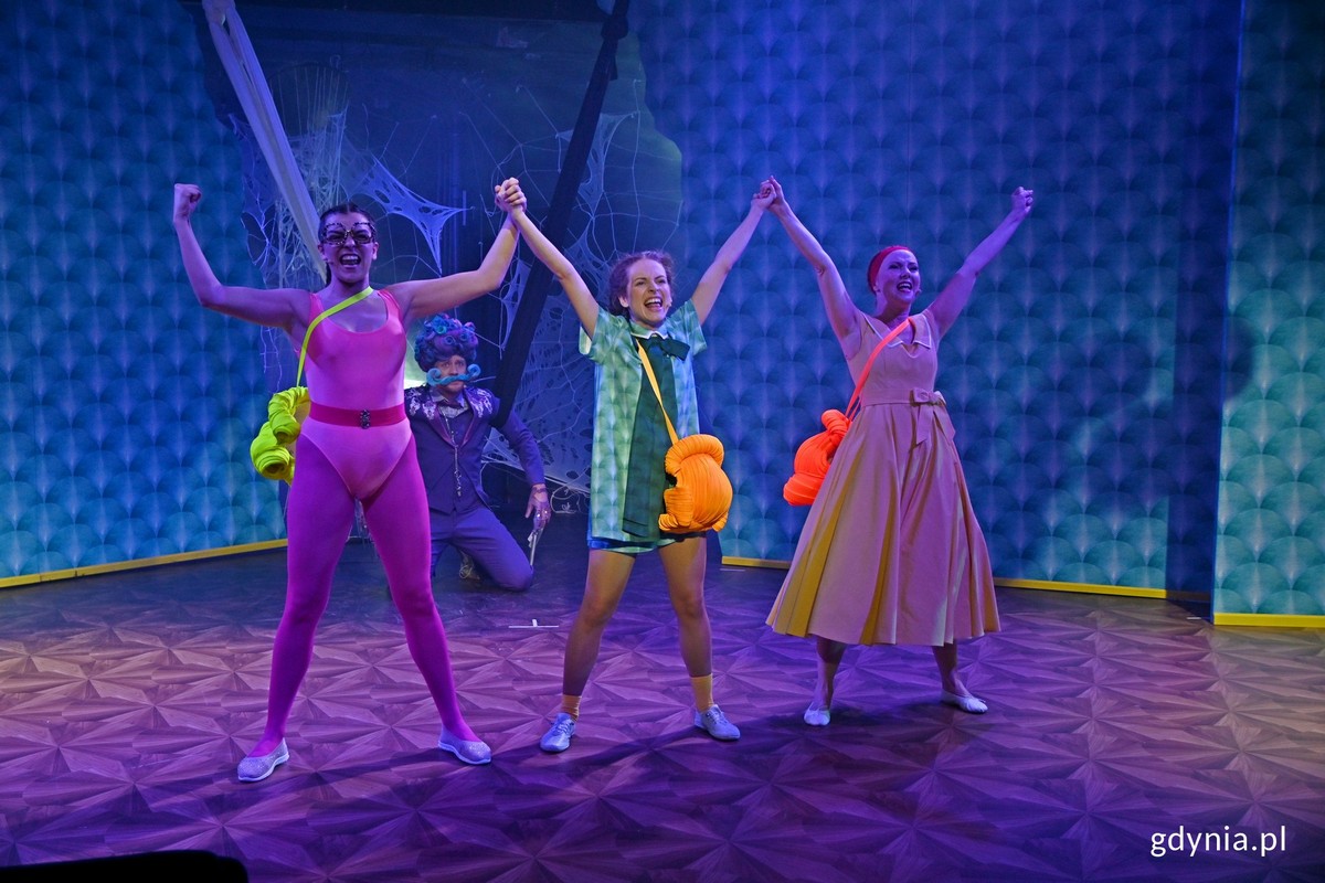 Zdjęcie z pr&oacute;by medialnej spektaklu &bdquo;Tylko grzecznie&rdquo; na Scenie Kameralnej Teatru Muzycznego w Gdyni. Scena zbiorowa