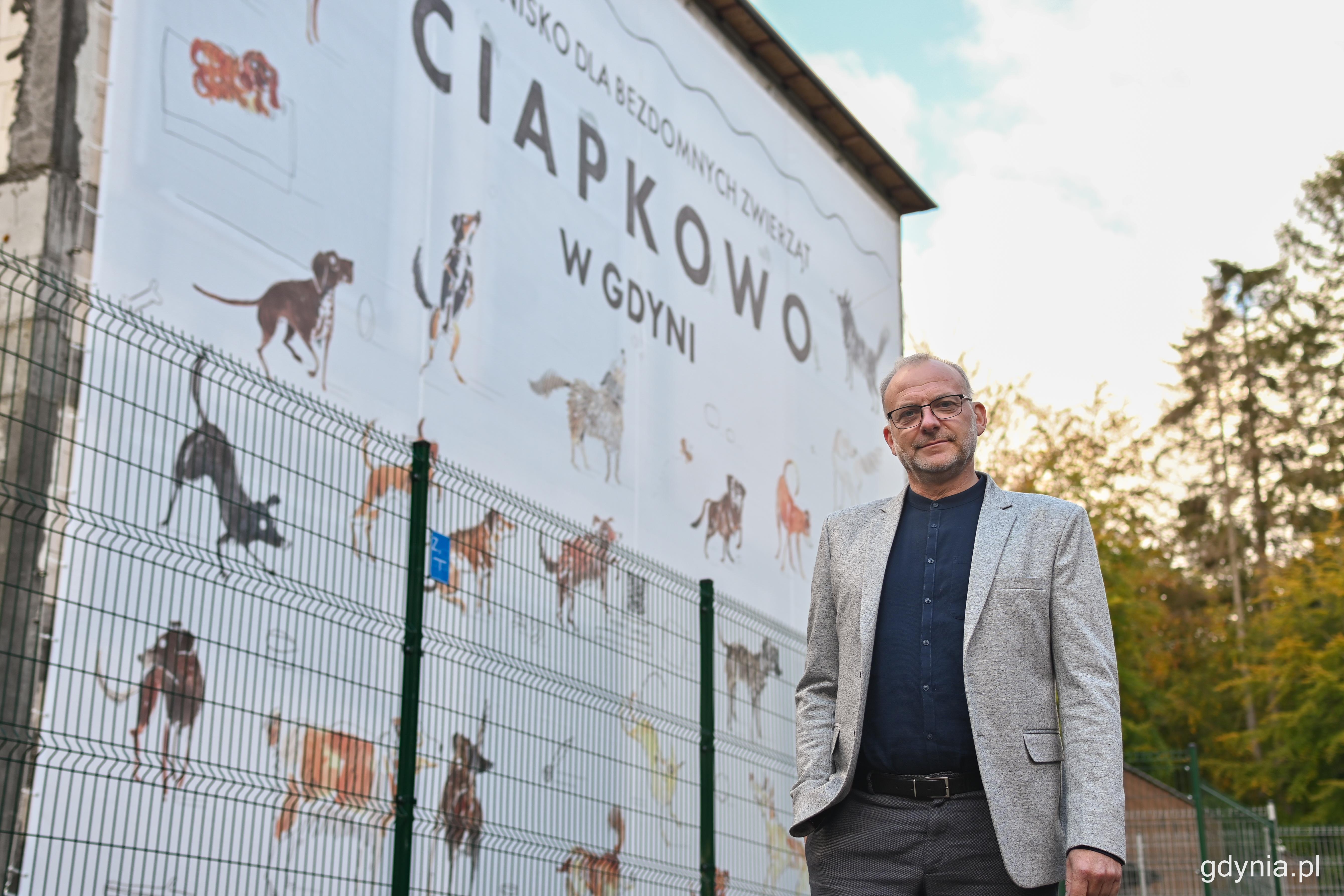 Wiceprezydent Gdyni ds. innowacji, Michał Guć obok ostatniego etapu rozbudowy Ciapkowa - nowego budynku socjalno-biurowego. Schronisko w ostatnich latach przeszło ogromną modernizację i oferuje podopiecznym naprawdę wysoki standard, fot. Kamil Złoch