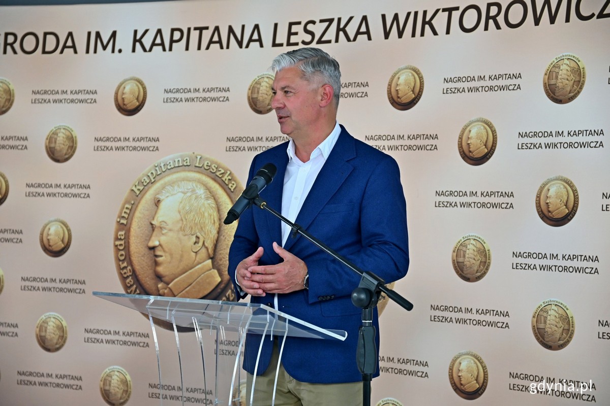 Tomasz Chamera, prezes Polskiego Związku Żeglarskiego, po odebraniu nagrody specjalnej (fot. Magdalena Czernek)