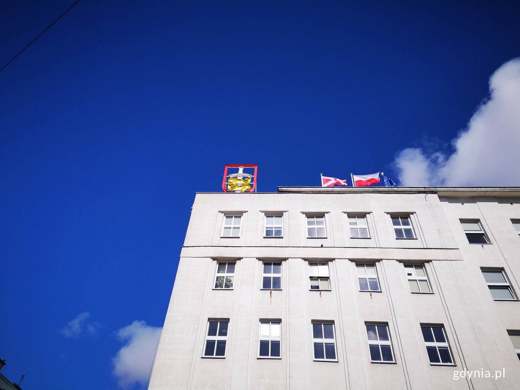 Kopia oryginalnej bandery z pierwszego przedwojennego żaglowca &bdquo;Zawisza Czarny&rdquo; powiewająca na maszcie flagowym Urzędu Miasta Gdyni obok flag Polski i Unii Europejskiej // fot. Karolina Szypelt 
